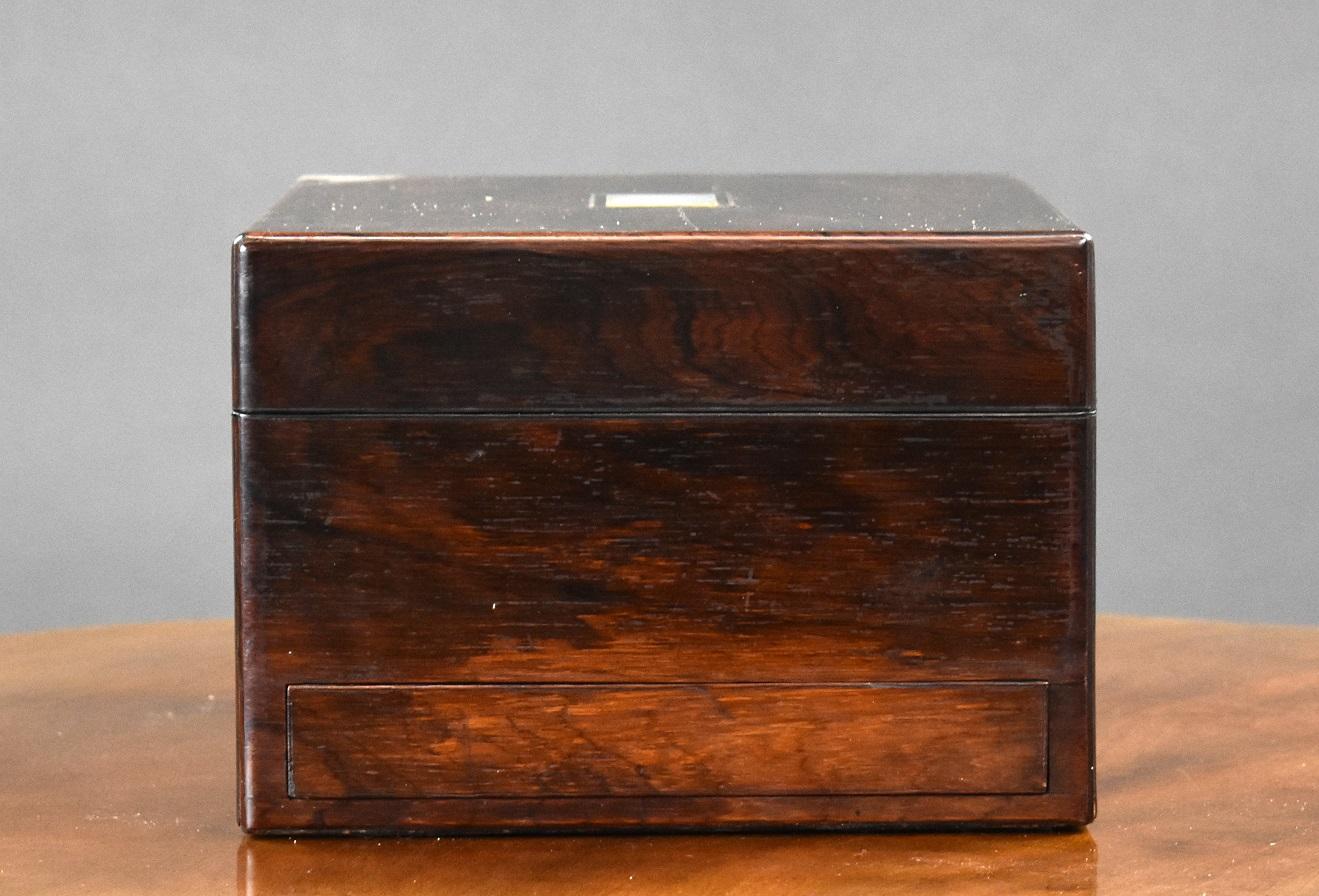 Victorien Boîte à bijoux/dressoir en bois de rose du 19ème siècle en vente