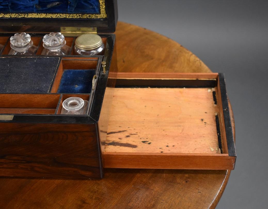 Boîte à bijoux/dressoir en bois de rose du 19ème siècle en vente 2