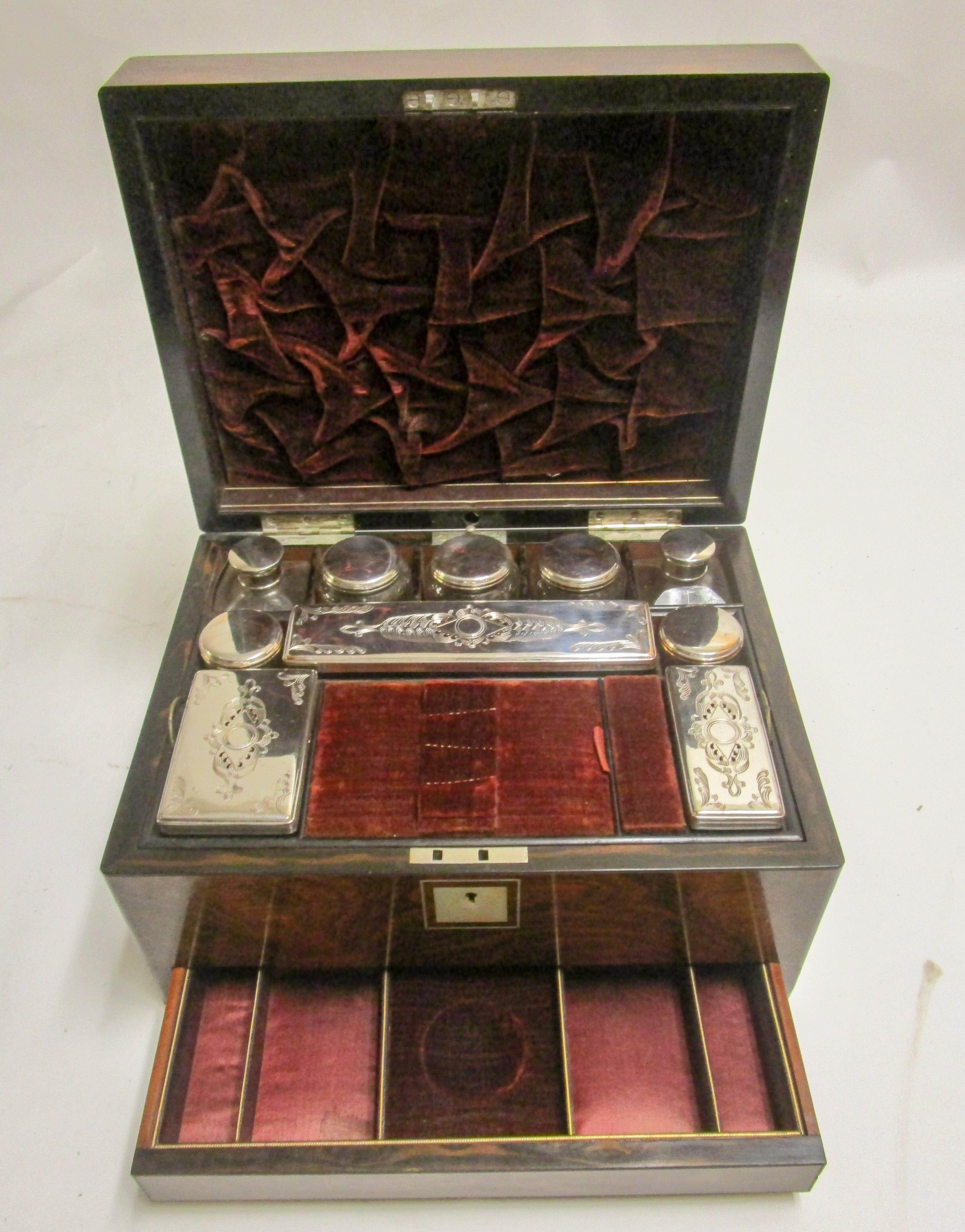 Milieu du XIXe siècle Boîte de toilette de campagne militaire pour homme en bois de rose avec tiroir secret en vente