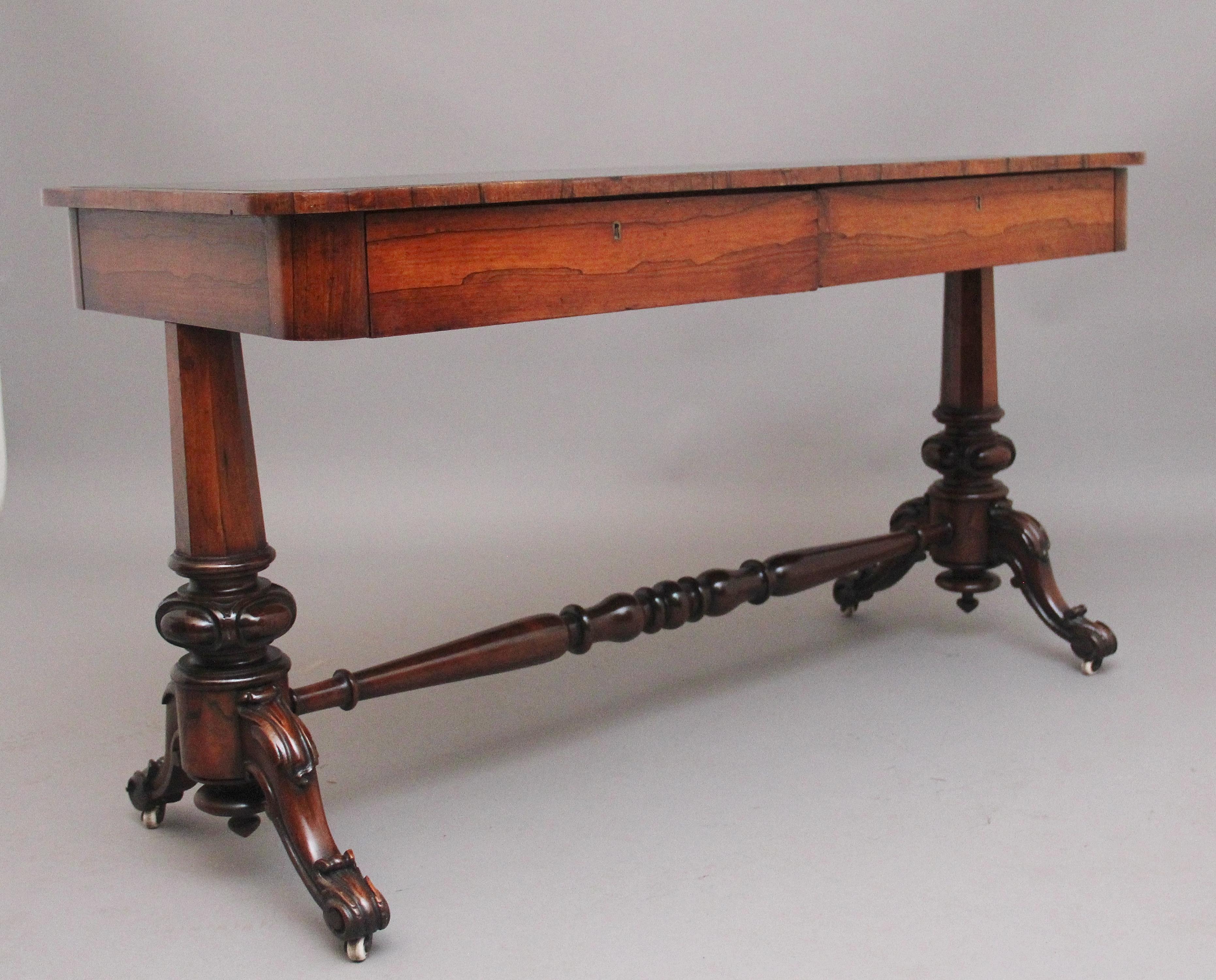Table de bibliothèque/écriture en palissandre du début du 19e siècle, le plateau à bandes croisées en palissandre et la surface d'écriture en cuir noir décorée d'or et d'outils aveugles, avec deux tiroirs en frise au-dessous, soutenus par des