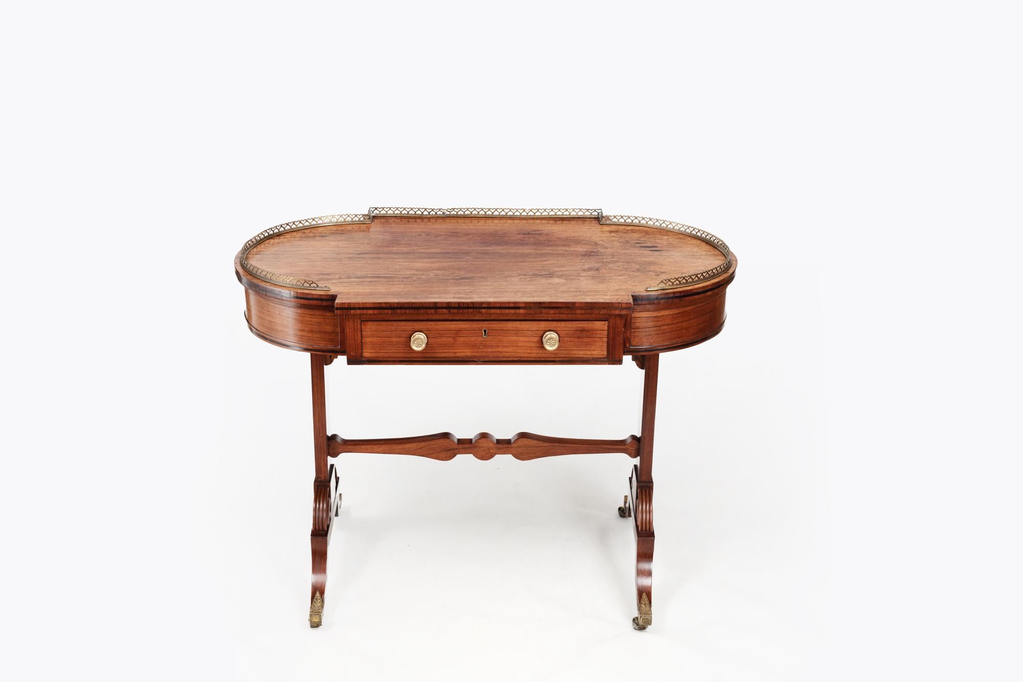 19th Century Rosewood Library Table With Bow Ends In Excellent Condition For Sale In Dublin 8, IE