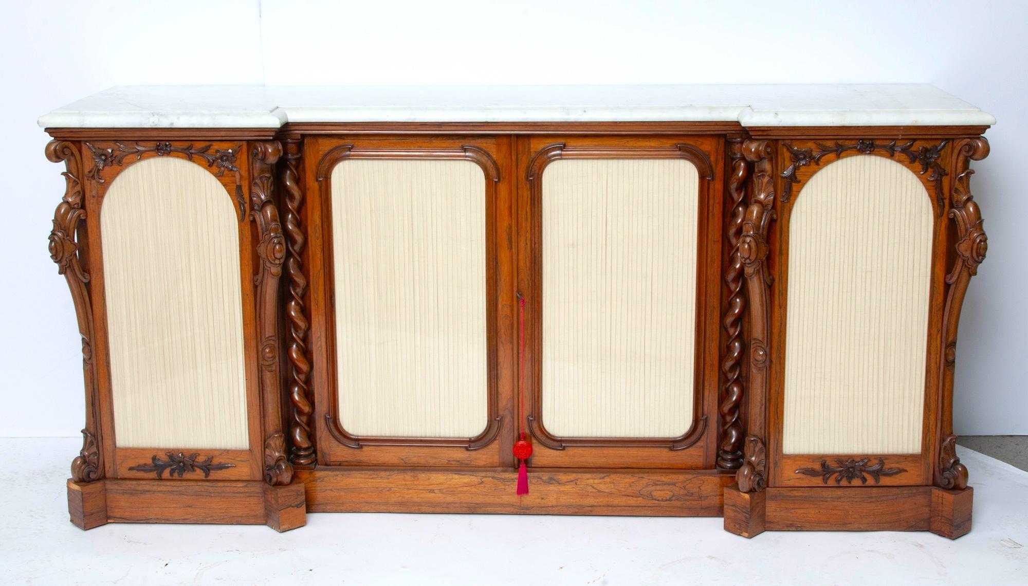 Credenza in stile vittoriano con piano in marmo del XIX secolo in vendita 2