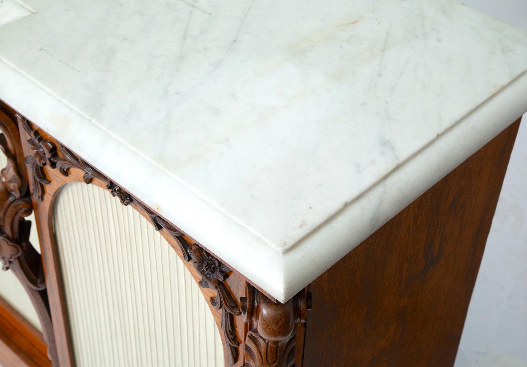 Francese Credenza in stile vittoriano con piano in marmo del XIX secolo in vendita