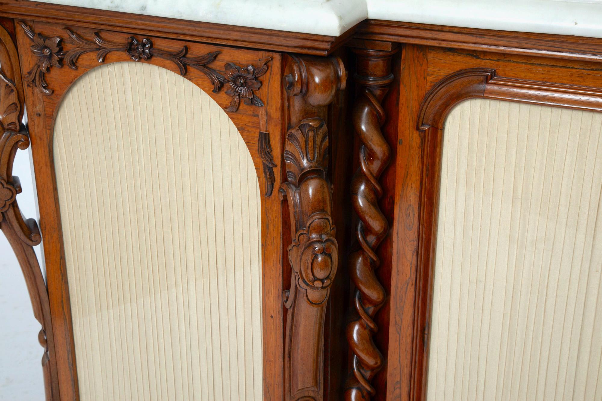 Intagliato a mano Credenza in stile vittoriano con piano in marmo del XIX secolo in vendita