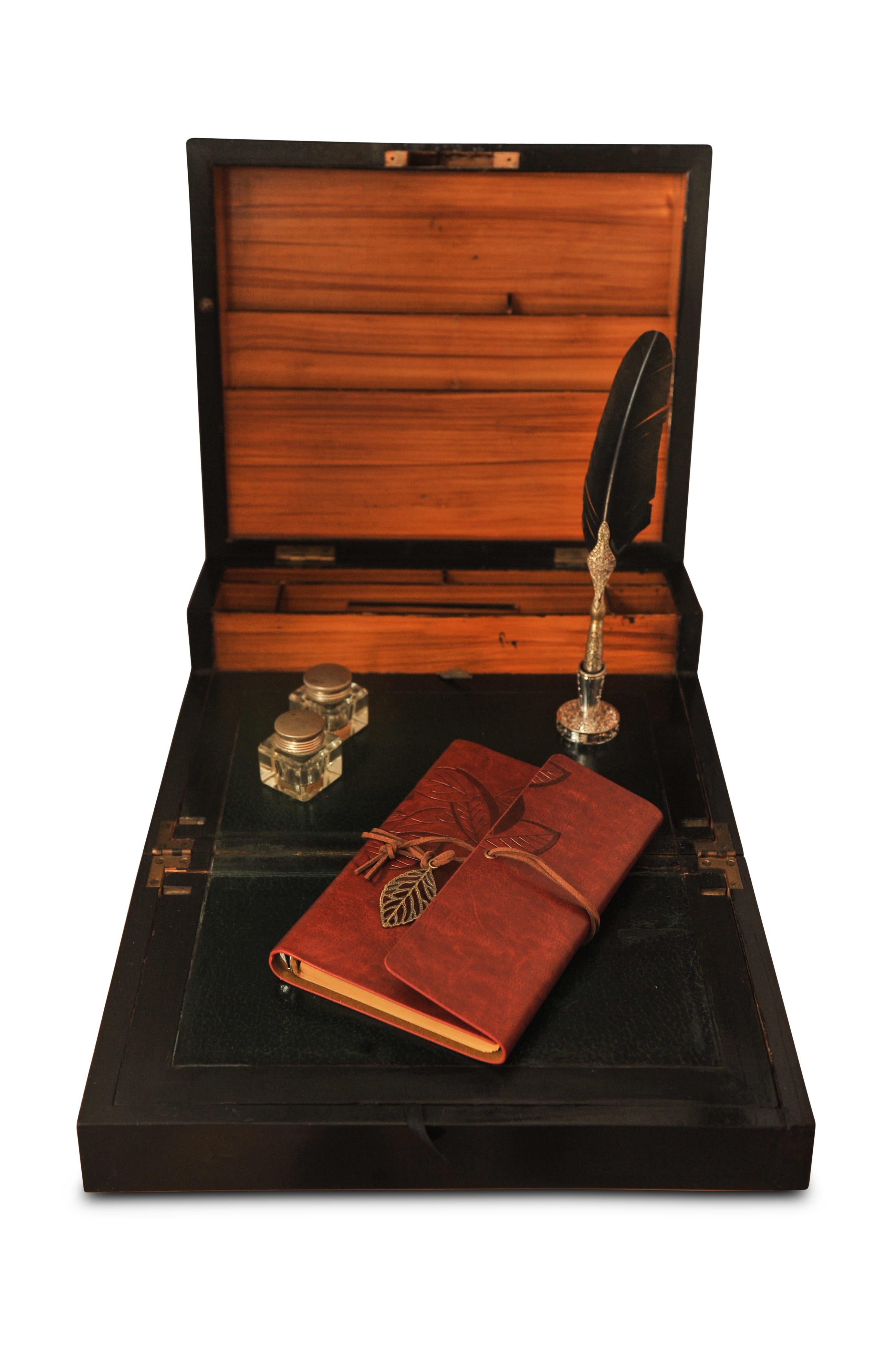 Pente d'écriture stationnaire du 19ème siècle en bois de rose et incrustation avec intérieur en cuir en vente 2
