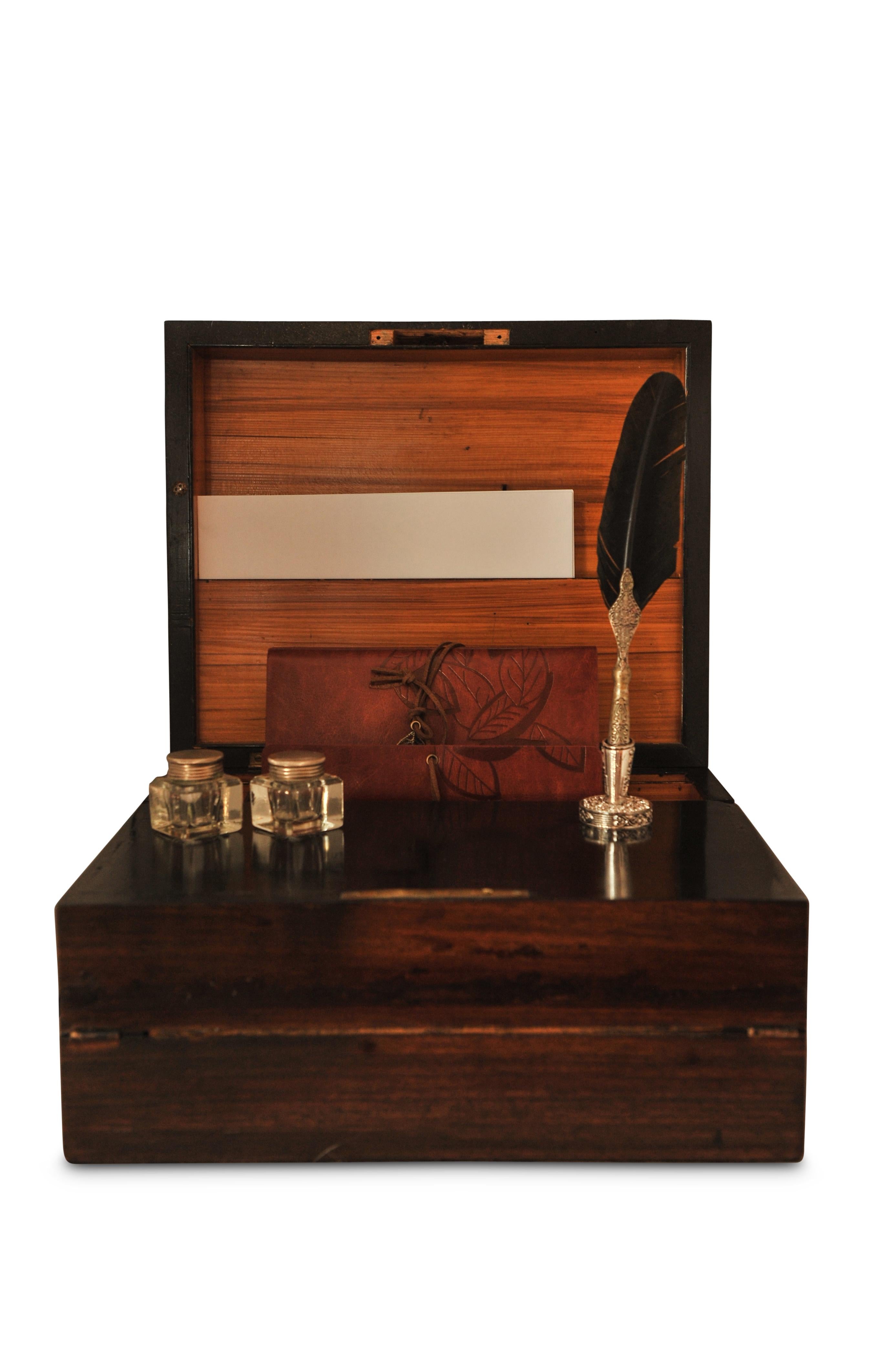 Pente d'écriture stationnaire du 19ème siècle en bois de rose et incrustation avec intérieur en cuir en vente 3