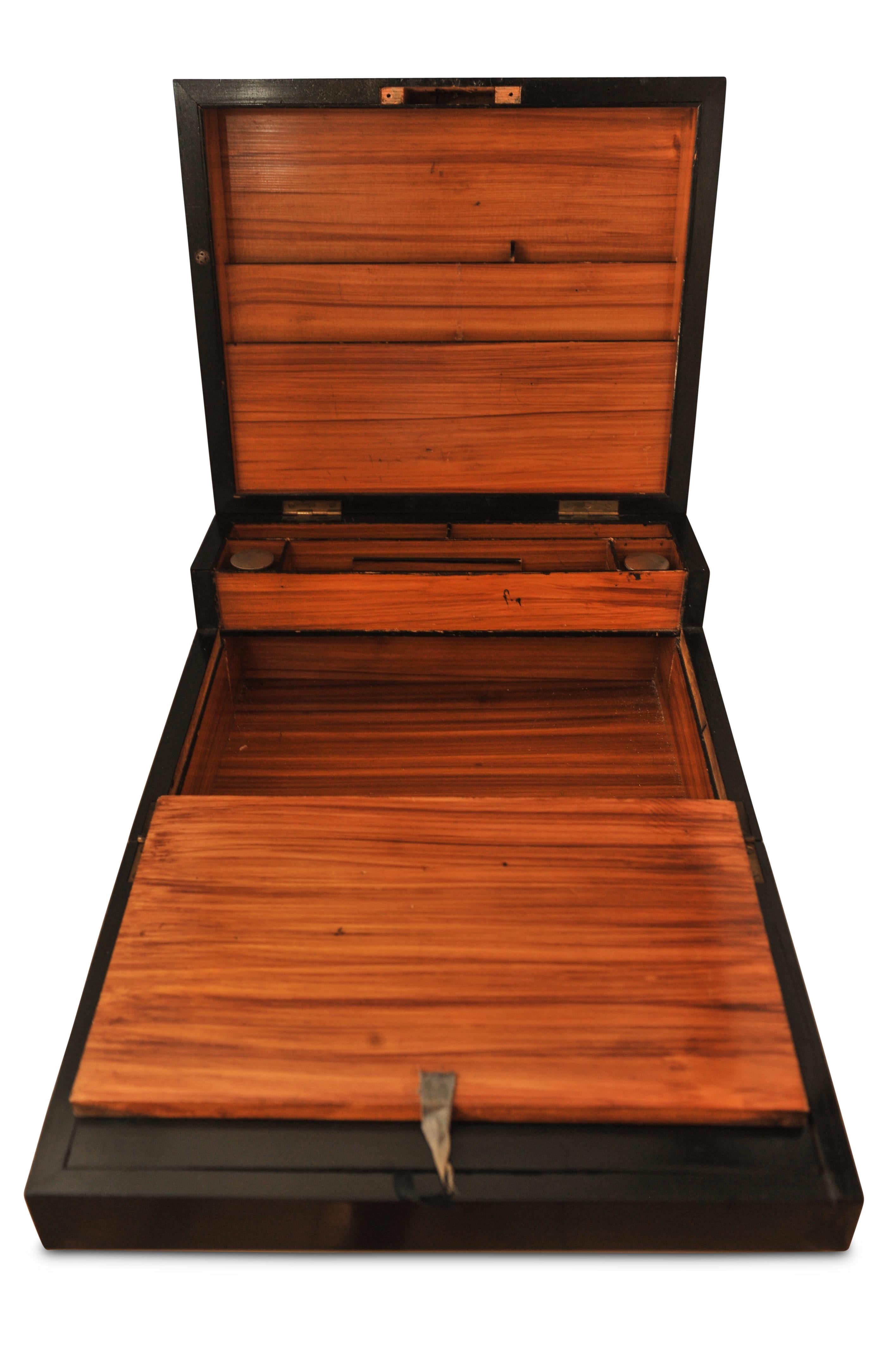 Pente d'écriture stationnaire du 19ème siècle en bois de rose et incrustation avec intérieur en cuir en vente 4