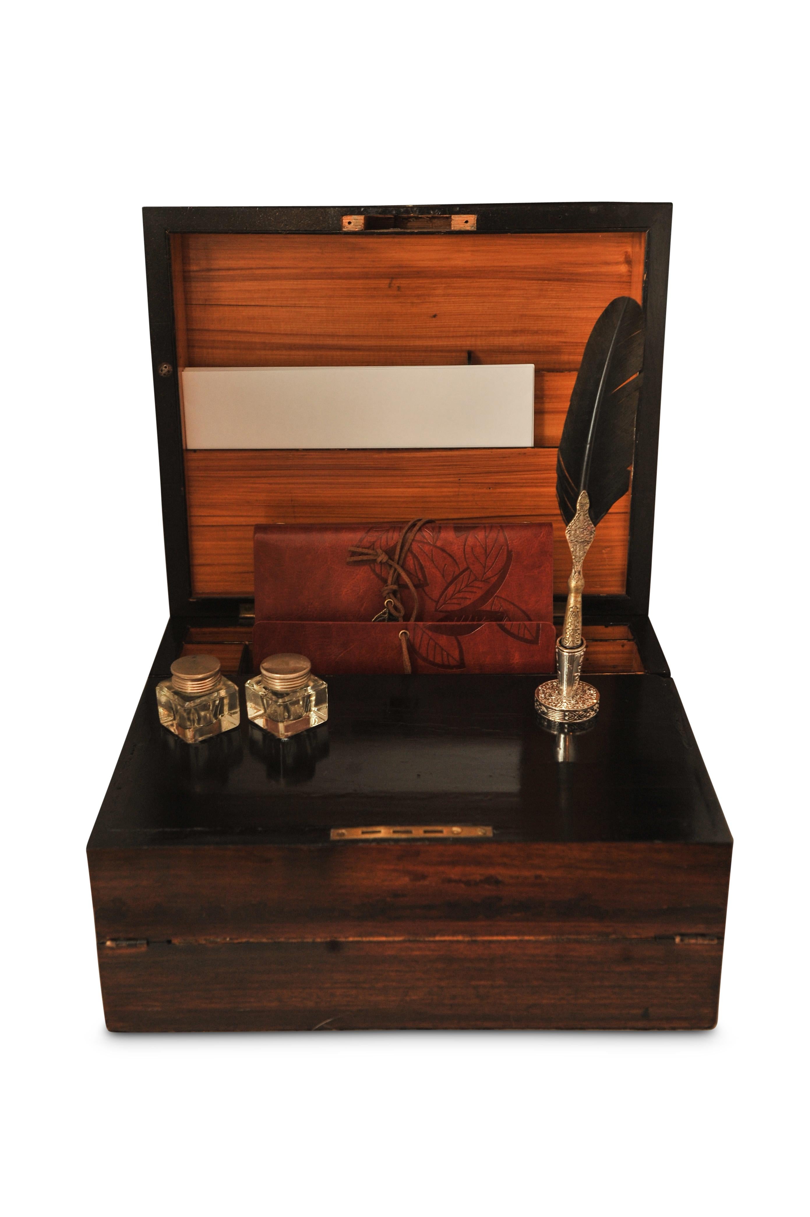 Britannique Pente d'écriture stationnaire du 19ème siècle en bois de rose et incrustation avec intérieur en cuir en vente