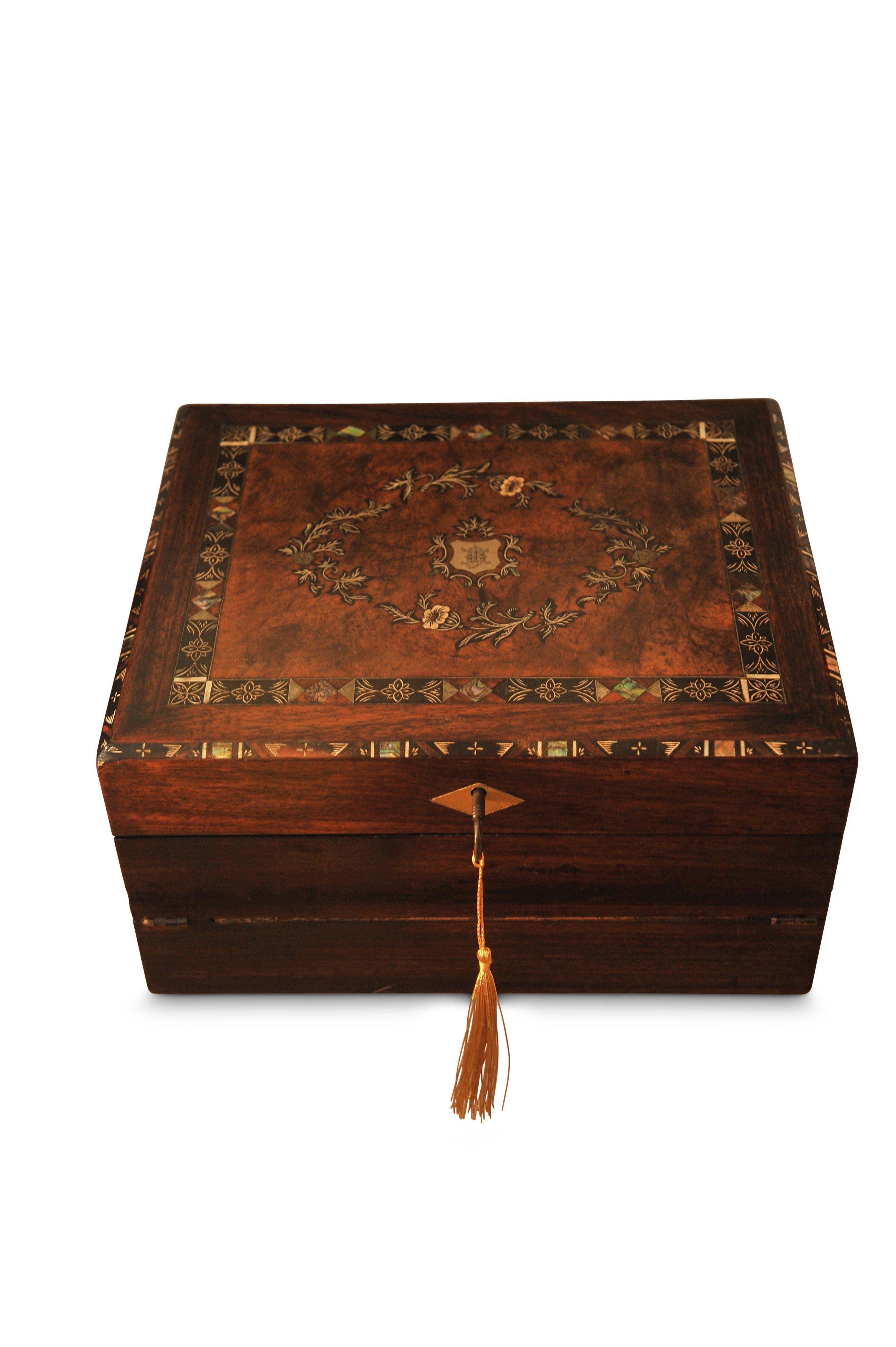 Pente d'écriture stationnaire du 19ème siècle en bois de rose et incrustation avec intérieur en cuir Bon état - En vente à High Wycombe, GB