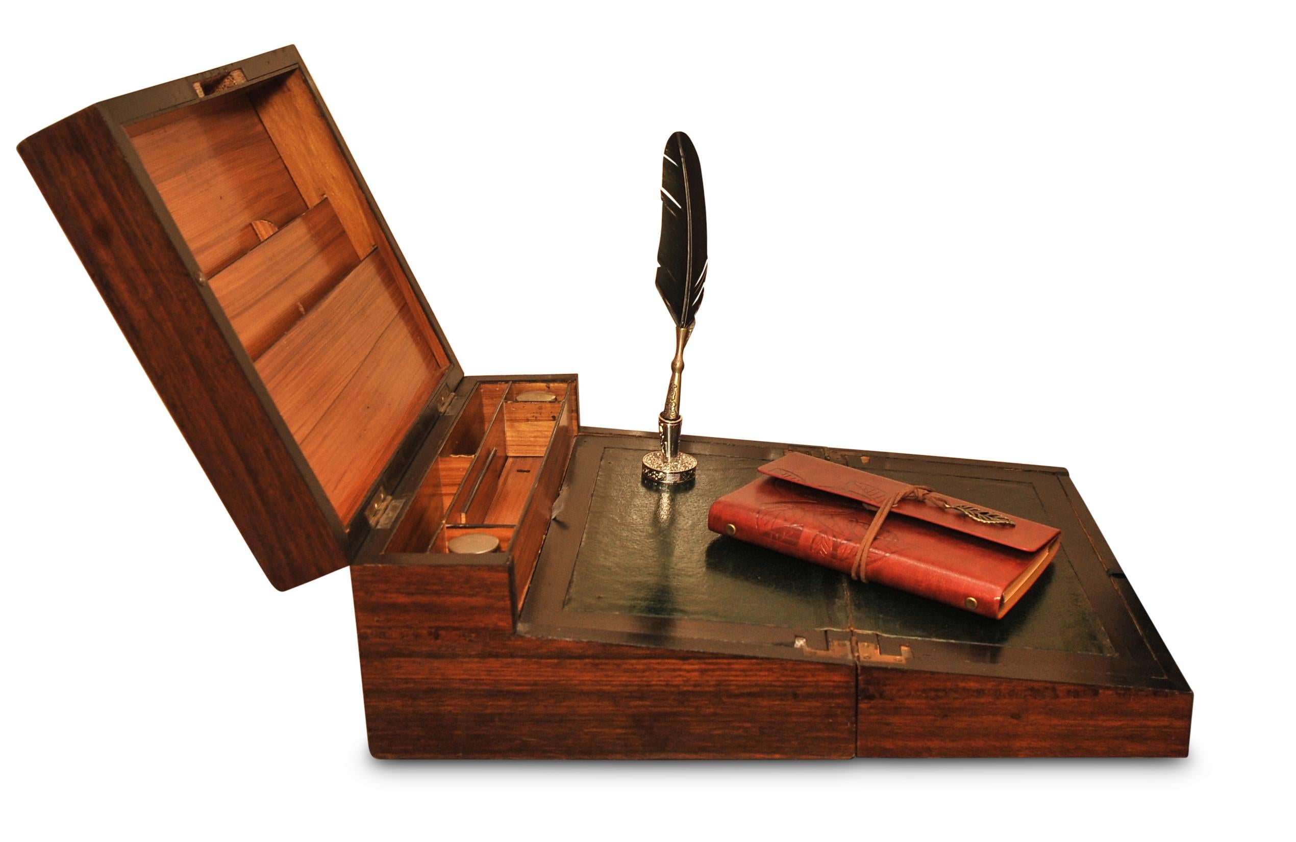 Pente d'écriture stationnaire du 19ème siècle en bois de rose et incrustation avec intérieur en cuir en vente 1