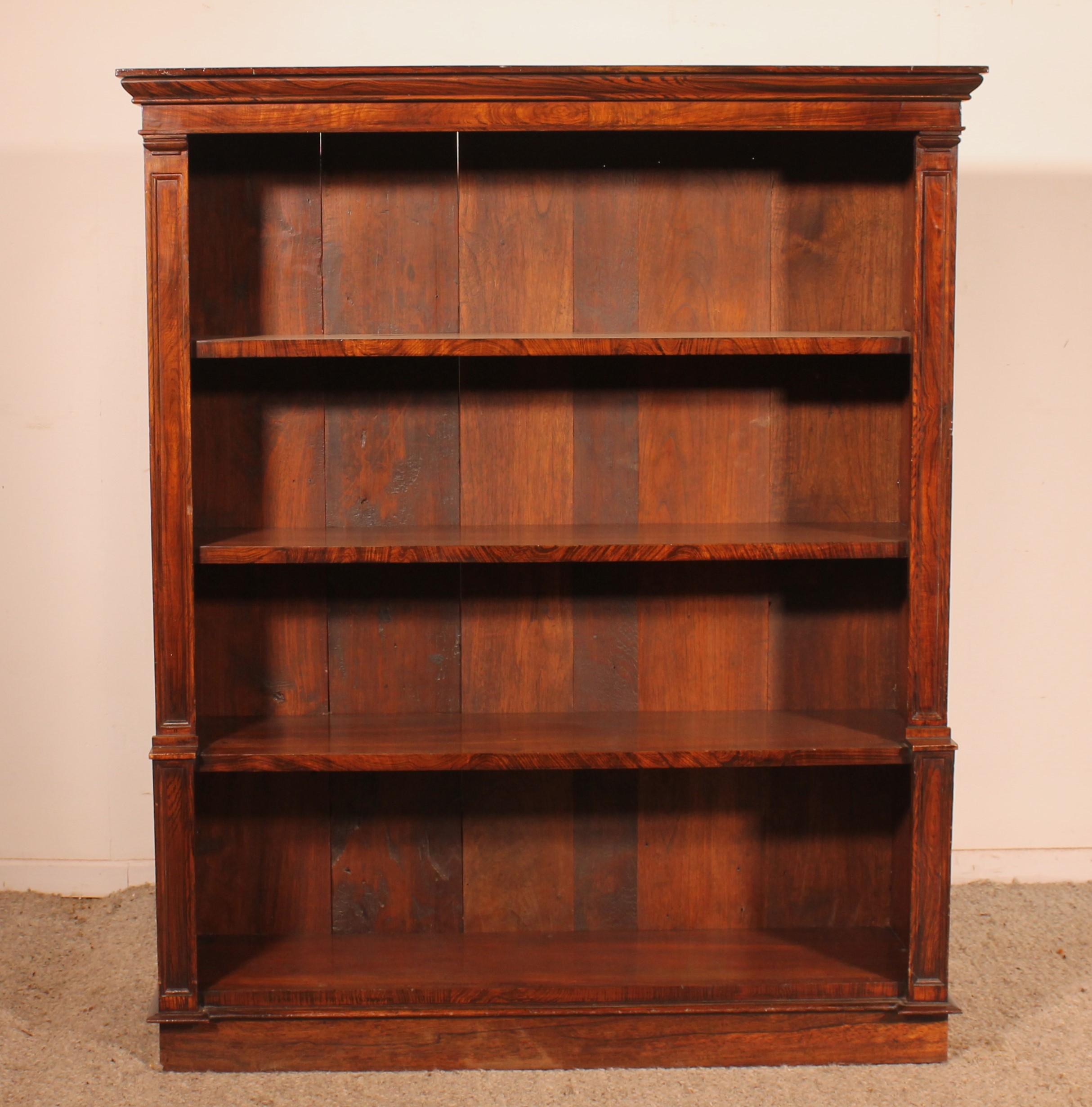Elegante libreria a giorno in palissandro della prima parte del XIX secolo proveniente dall'Inghilterra, chiamata breakfront perché ha una sporgenza

Si tratta di un modello insolito che presenta una bellissima decorazione sui due montanti.
Linee