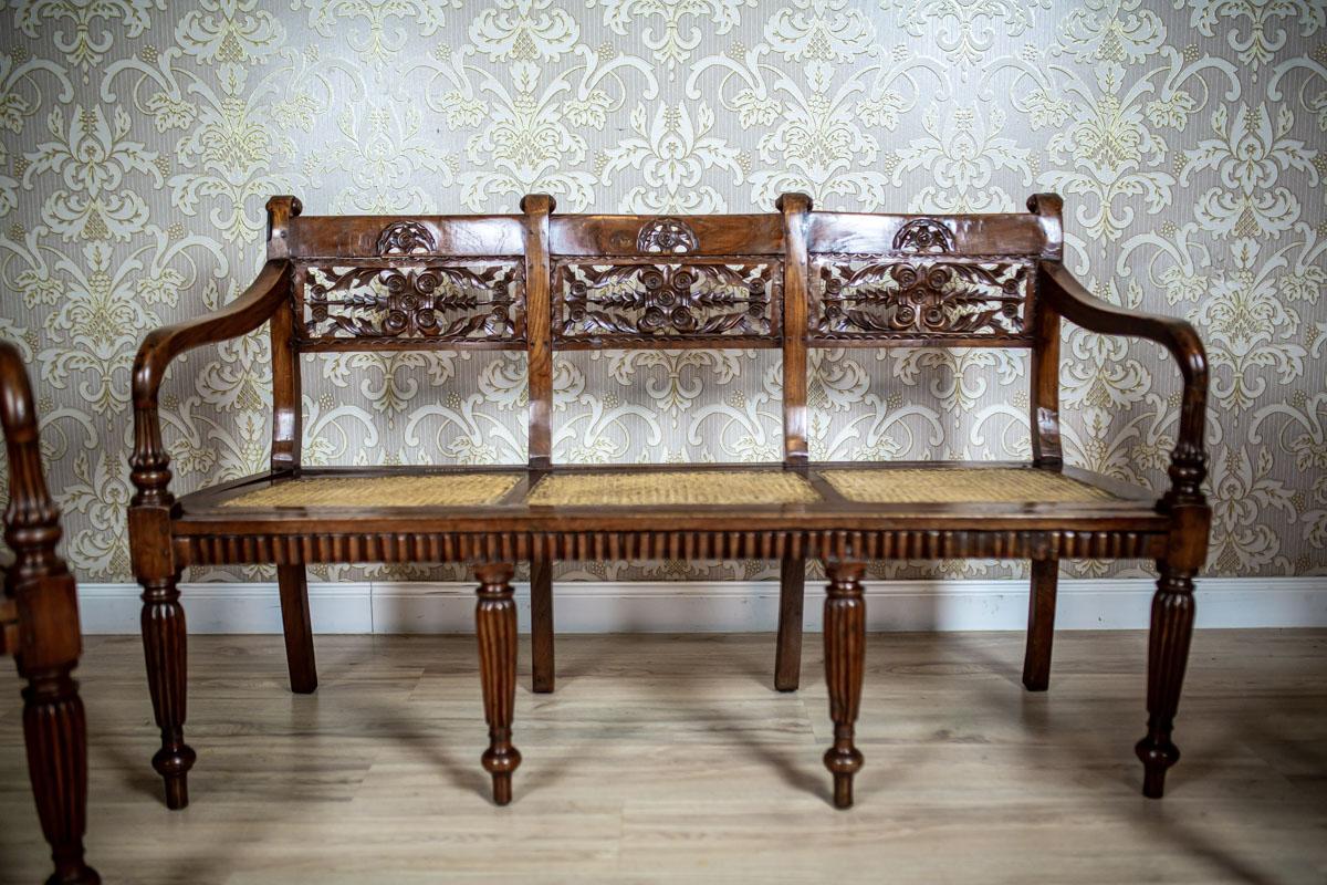 We present you a set composed of a three-seat bench and two armchairs.
All the furniture is from the mid-19th century
Both the bench and armchairs are made of rosewood, whereas the seats are woven.
The backrests are slightly bent backwards, with