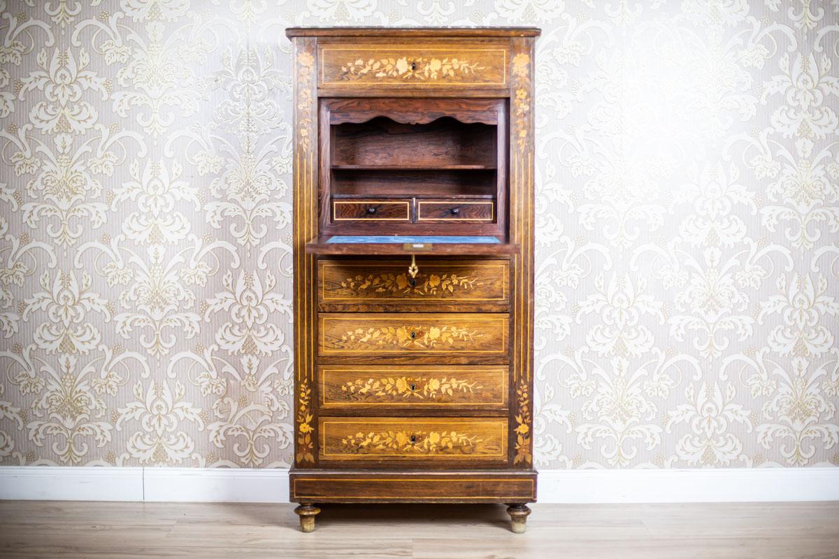 We present you this inlaid rosewood piece of furniture

It is in good condition and has not undergone renovation.