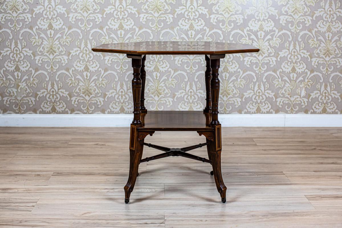19th-Century Eight-Sided Rosewood Side Table with Inlaid Top

We present you this English side table from Q4 of the 19th century veneered with rosewood.
The eight-sided top is supported on four legs connected with a shelf and an X-shaped