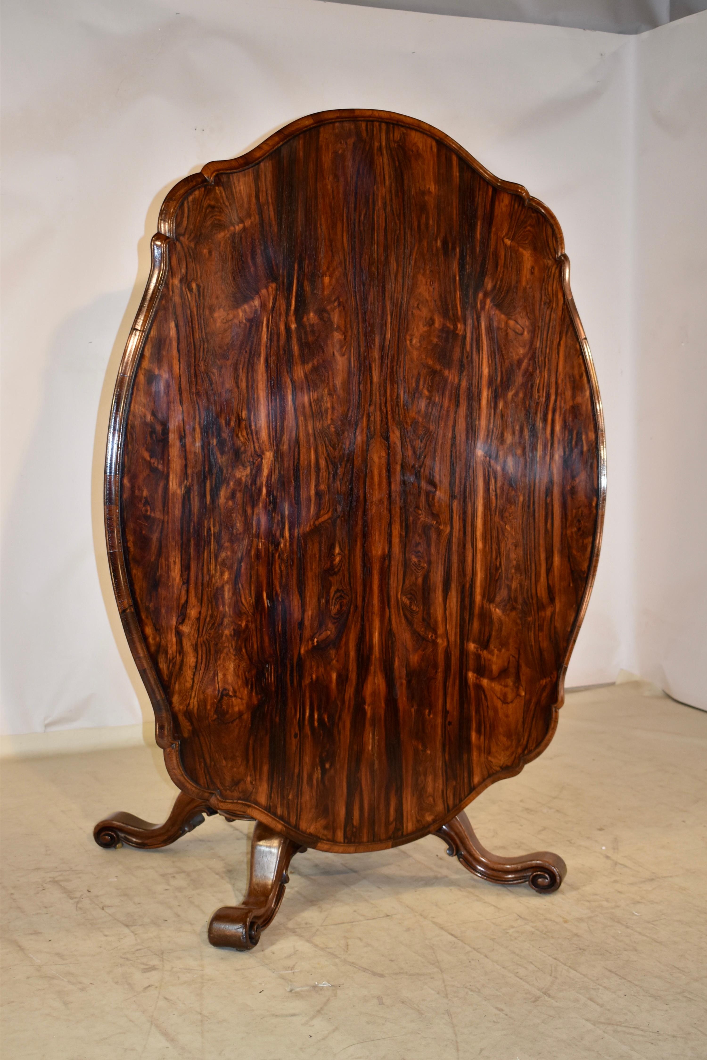 Table à plateau basculant du 19e siècle en Angleterre, en bois de rose.  Le haut est absolument magnifique !  Elle possède un bord façonné et biseauté autour de la table, qui entoure une table en palissandre au grain magnifique.  le sommet repose