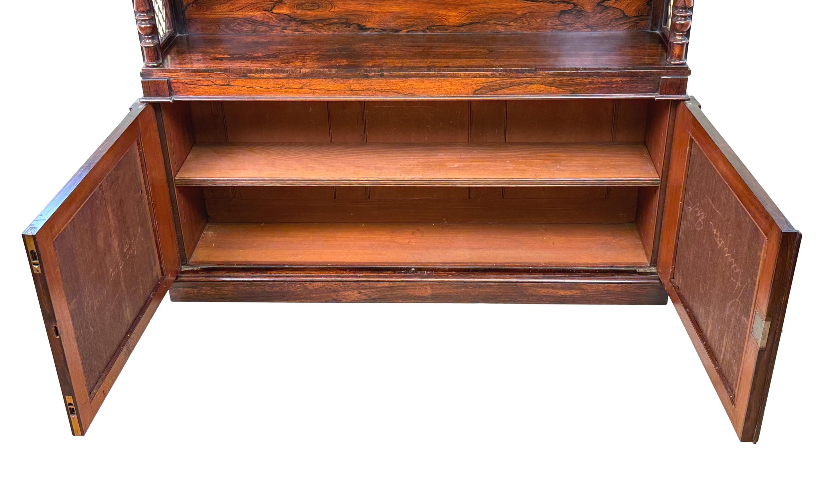 Mobile laterale a cascata in legno di palissandro della metà del XIX secolo, di qualità molto buona e dal design estremamente insolito, con eleganti ripiani a gradini nella parte superiore, con eleganti volute, sostegni torniti e intagliati alle