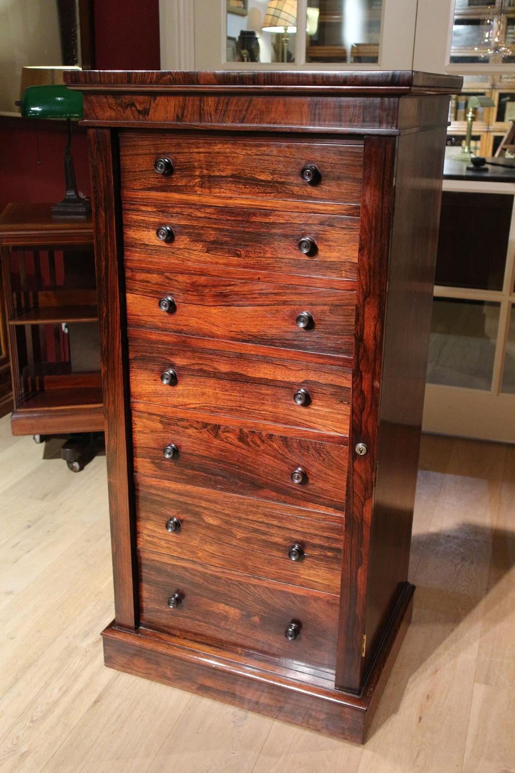 Impressive antique rosewood Wellington chest of drawers in original condition. Beautiful drawing and color scheme of the rosewood. Nice and practical furniture
Origin: England
Period: circa 1820
Size: Bro. 60 cm, x 45 cm x H. 125 cm.