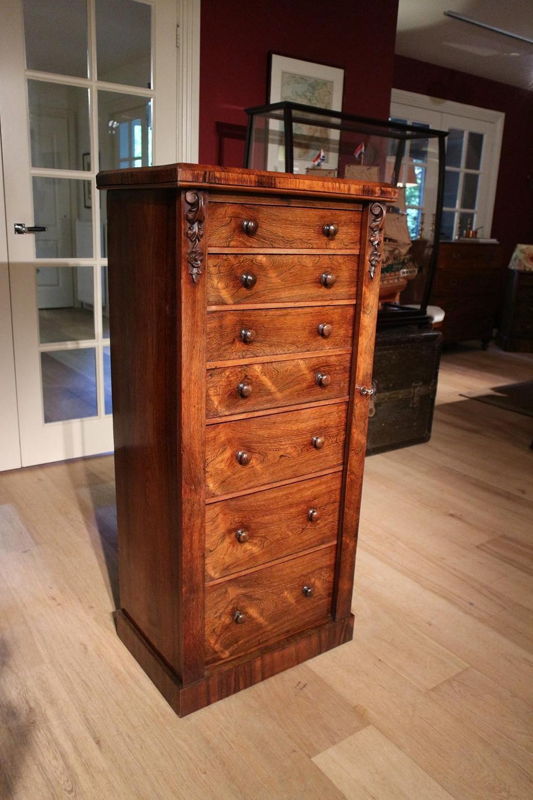 Beautiful antique rosewood wellington chest of drawers in good and completely original condition. Beautiful drawing of the rosewood. The secretary drawer can be used as a small work surface but can also be used as a drawer for storing things. The