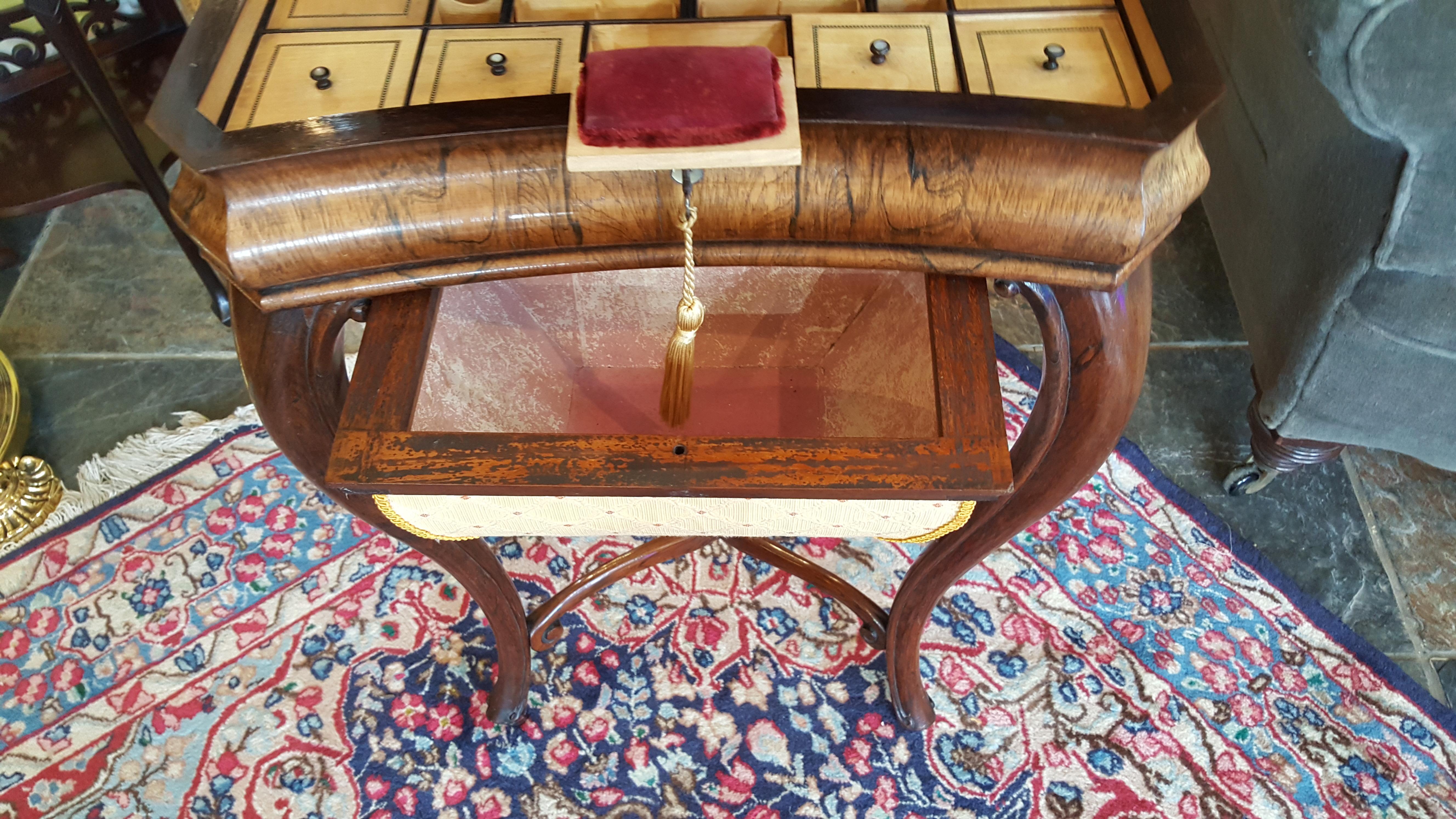 19th century rosewood worktable In Good Condition For Sale In Altrincham, GB