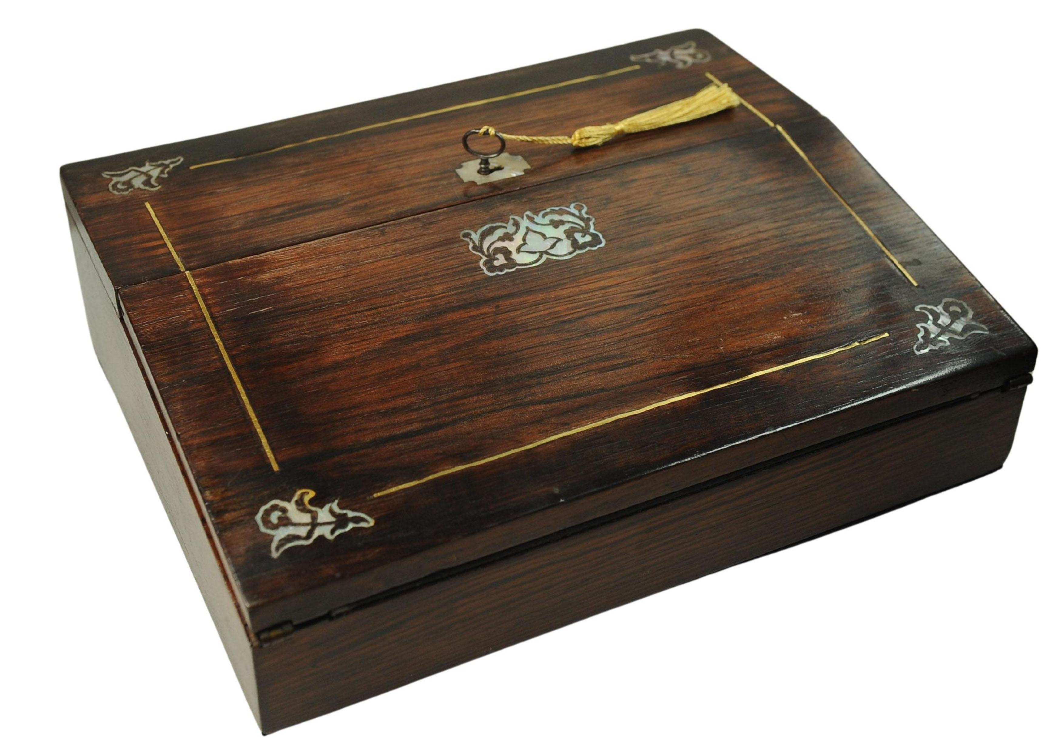 Piano di scrittura in palissandro del XIX secolo decorato con splendidi intarsi in tutto il suo spessore in vendita 3