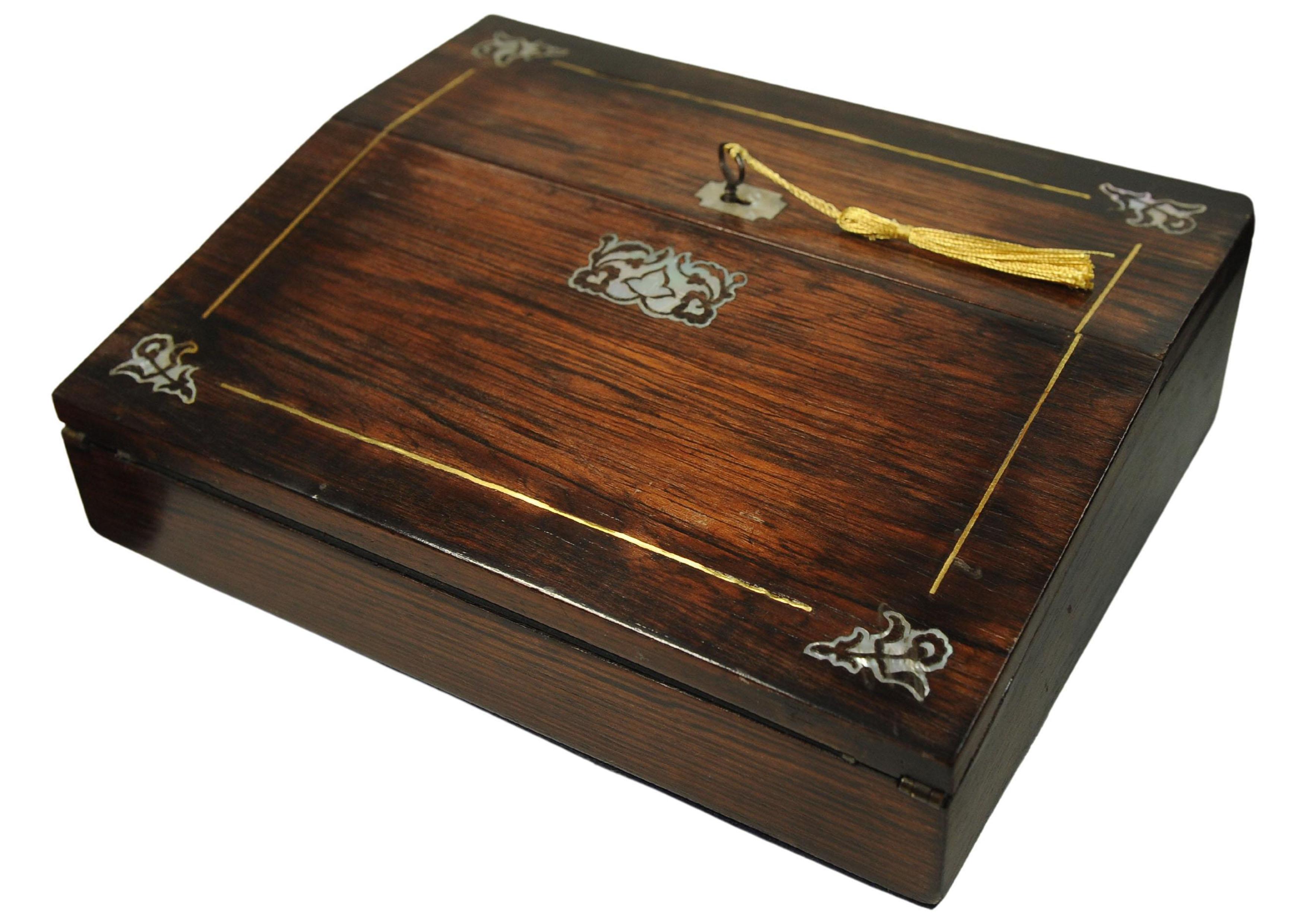 Piano di scrittura in palissandro del XIX secolo decorato con splendidi intarsi in tutto il suo spessore in vendita 4