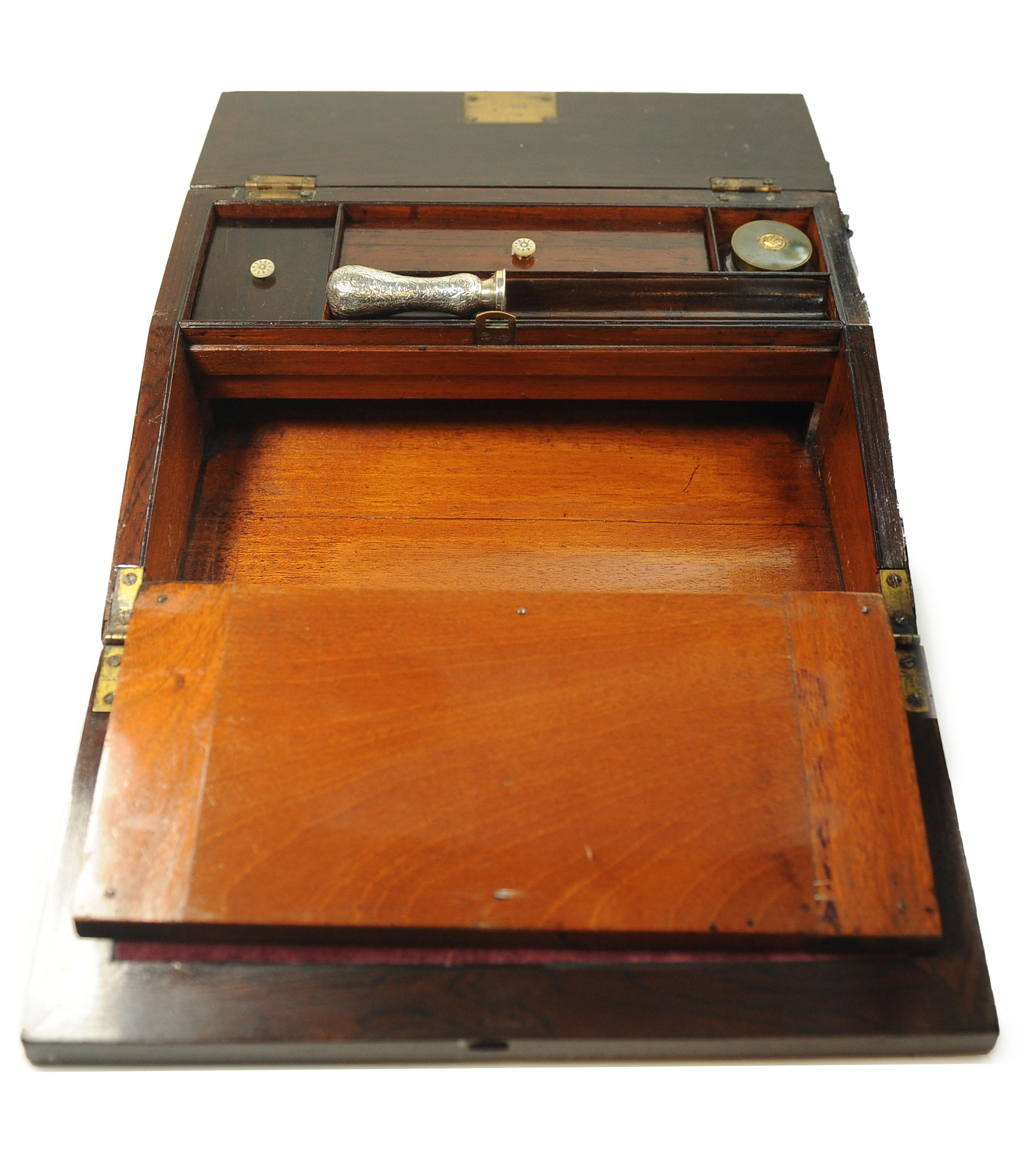 Piano di scrittura in palissandro del XIX secolo decorato con splendidi intarsi in tutto il suo spessore in vendita 5