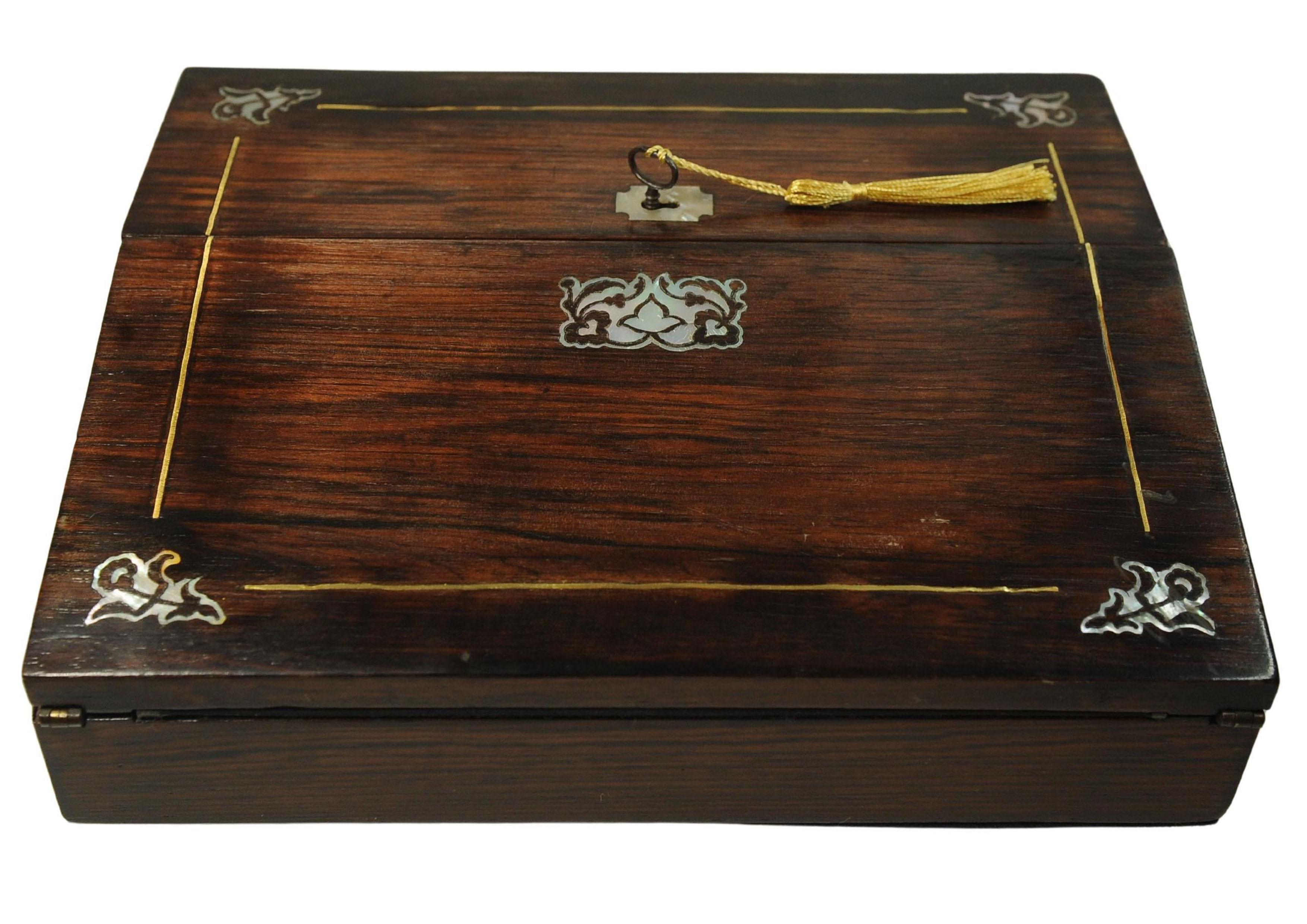 Piano di scrittura in palissandro del XIX secolo decorato con splendidi intarsi in tutto il suo spessore in vendita 6