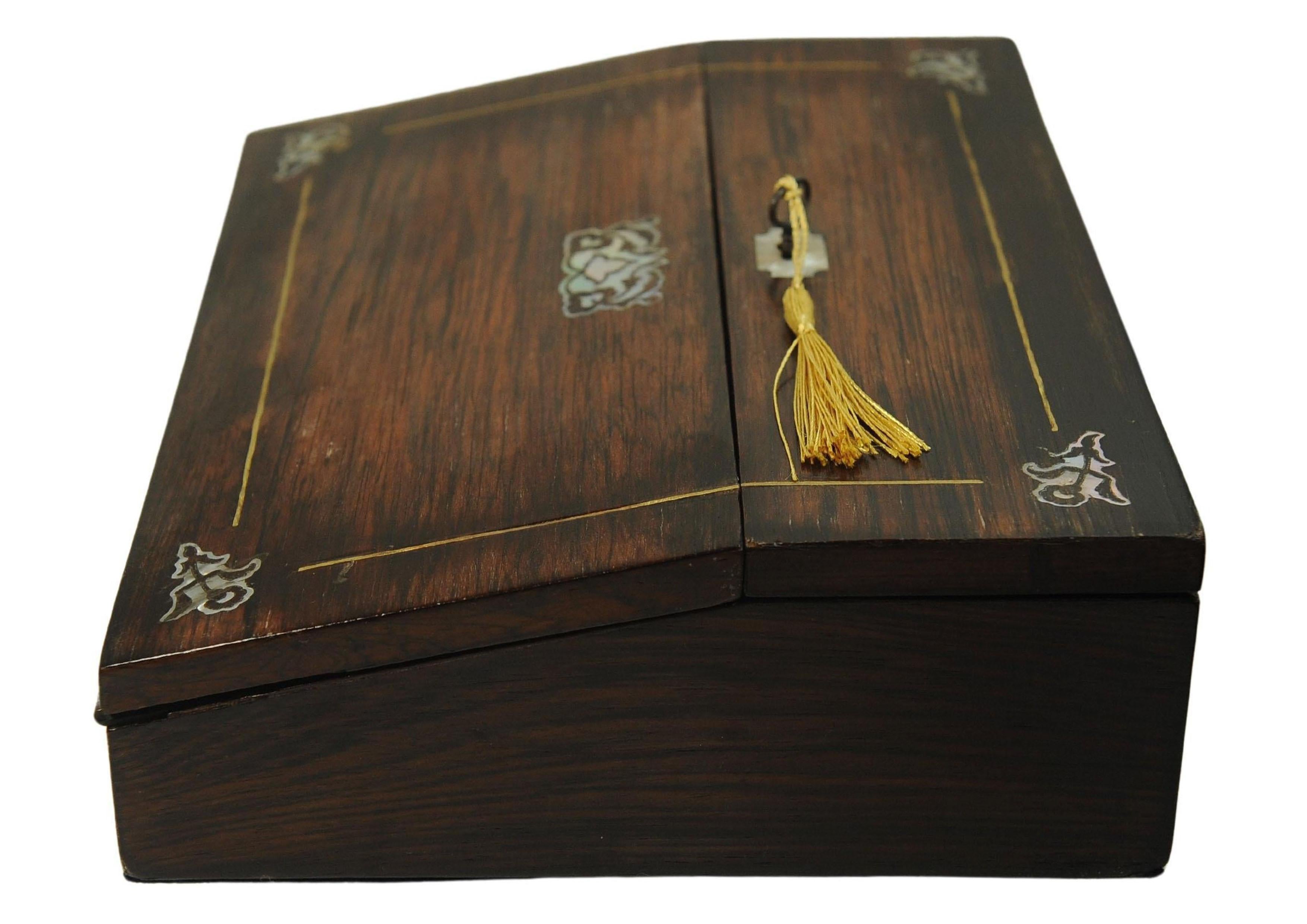 Piano di scrittura in palissandro del XIX secolo decorato con splendidi intarsi in tutto il suo spessore in vendita 7