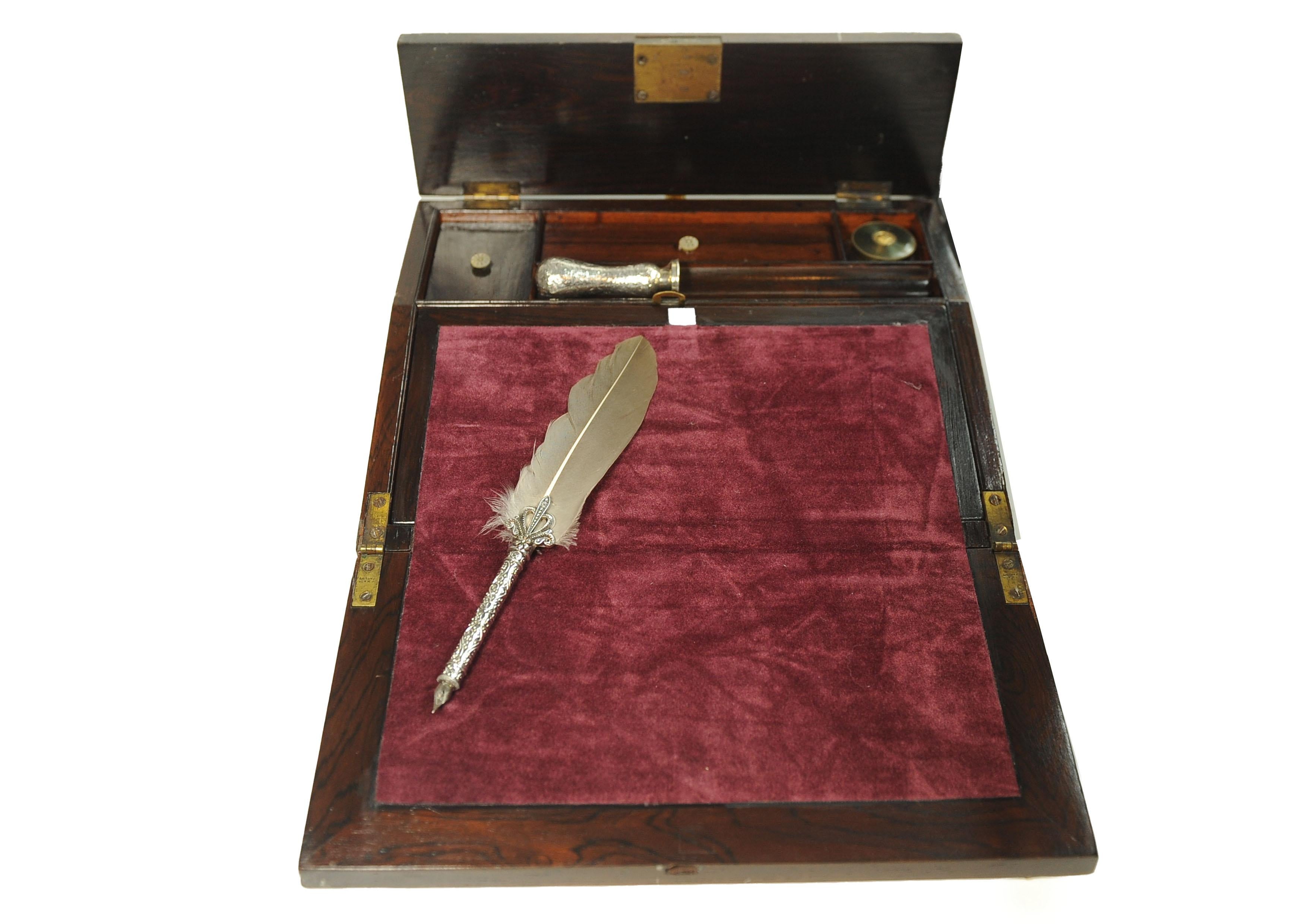 Piano di scrittura in palissandro del XIX secolo decorato con splendidi intarsi in tutto il suo spessore in vendita 8