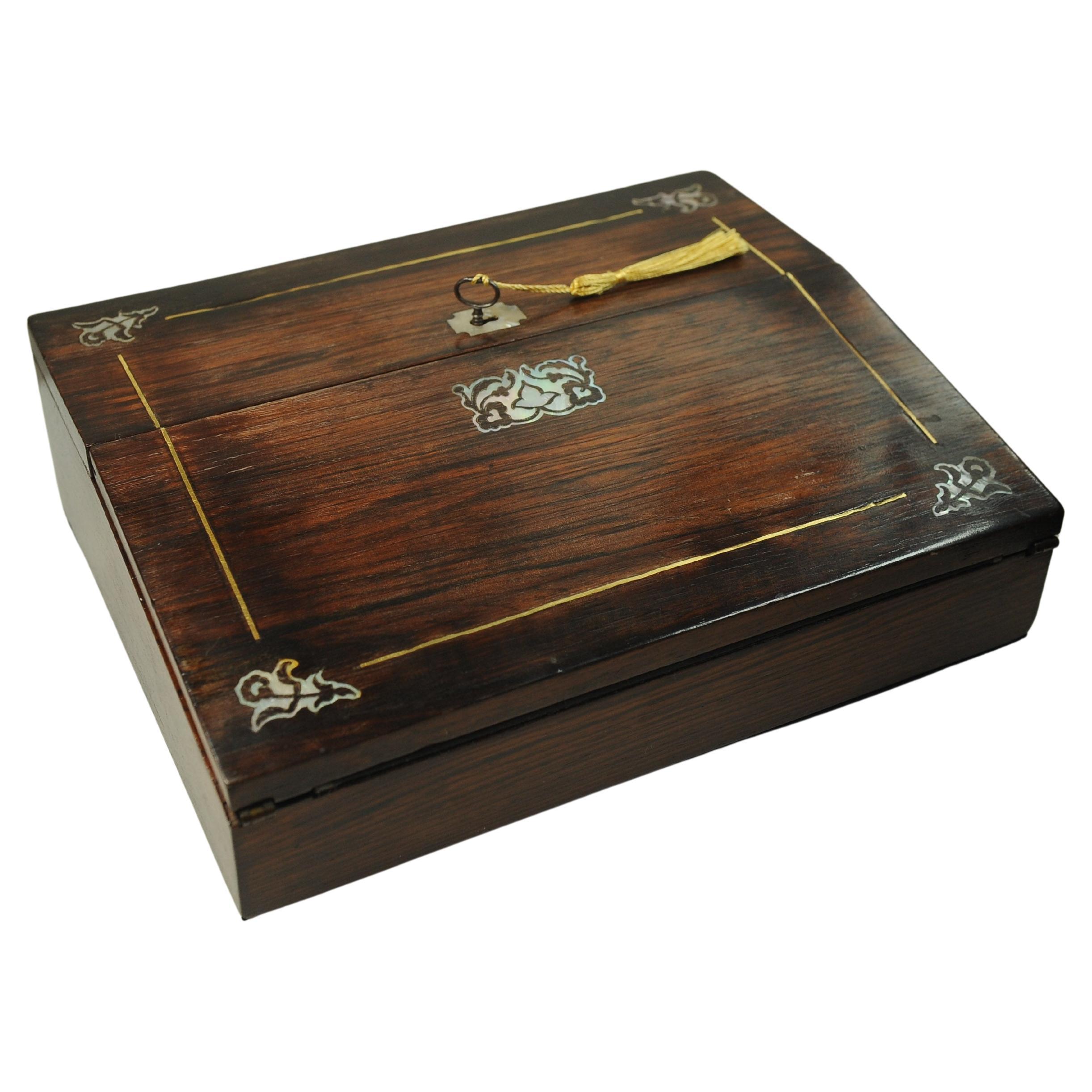 Vittoriano Piano di scrittura in palissandro del XIX secolo decorato con splendidi intarsi in tutto il suo spessore in vendita