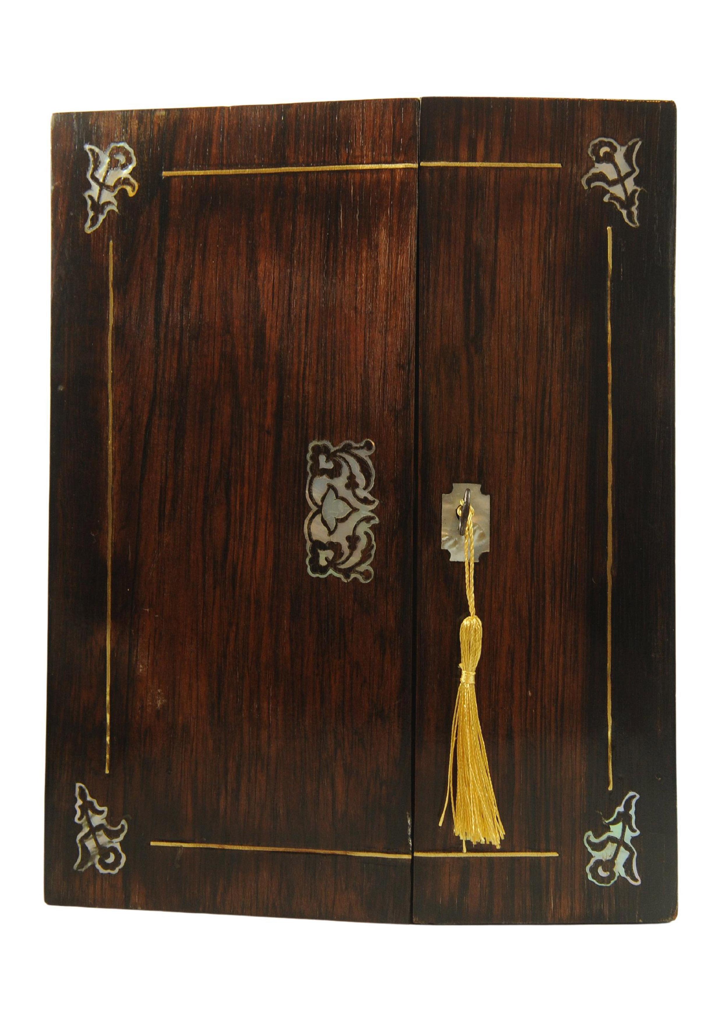 Inglese Piano di scrittura in palissandro del XIX secolo decorato con splendidi intarsi in tutto il suo spessore in vendita