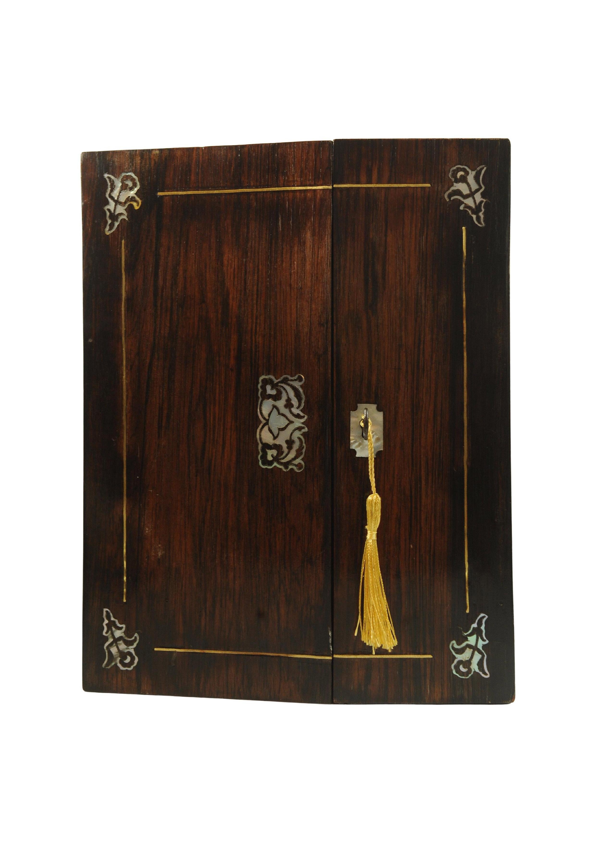 Fatto a mano Piano di scrittura in palissandro del XIX secolo decorato con splendidi intarsi in tutto il suo spessore in vendita