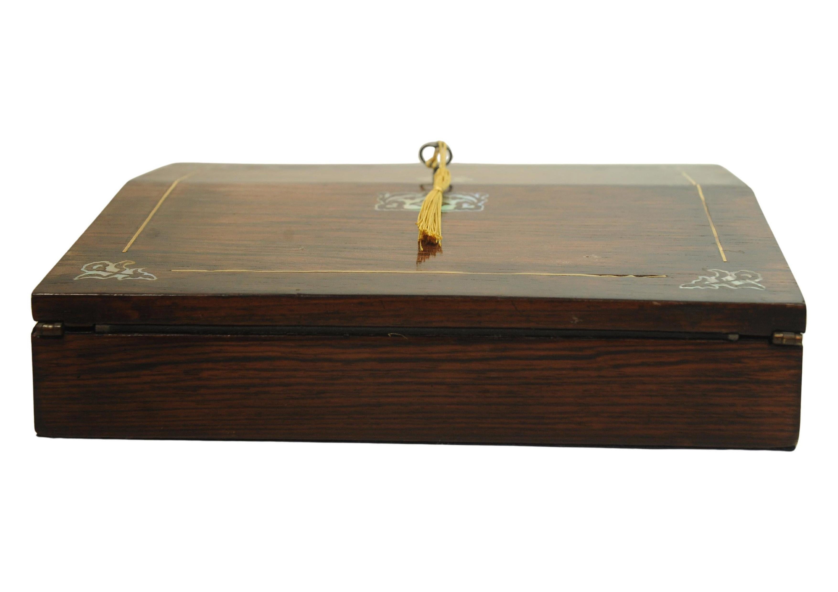 Piano di scrittura in palissandro del XIX secolo decorato con splendidi intarsi in tutto il suo spessore In condizioni buone in vendita a Reading, Berkshire