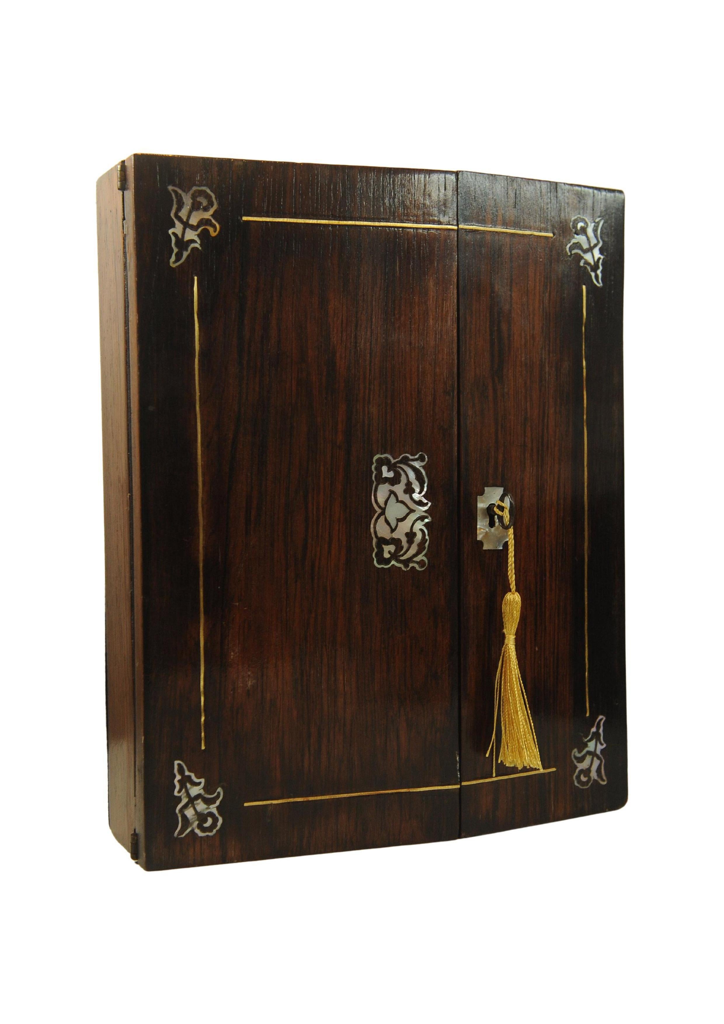 Ottone Piano di scrittura in palissandro del XIX secolo decorato con splendidi intarsi in tutto il suo spessore in vendita