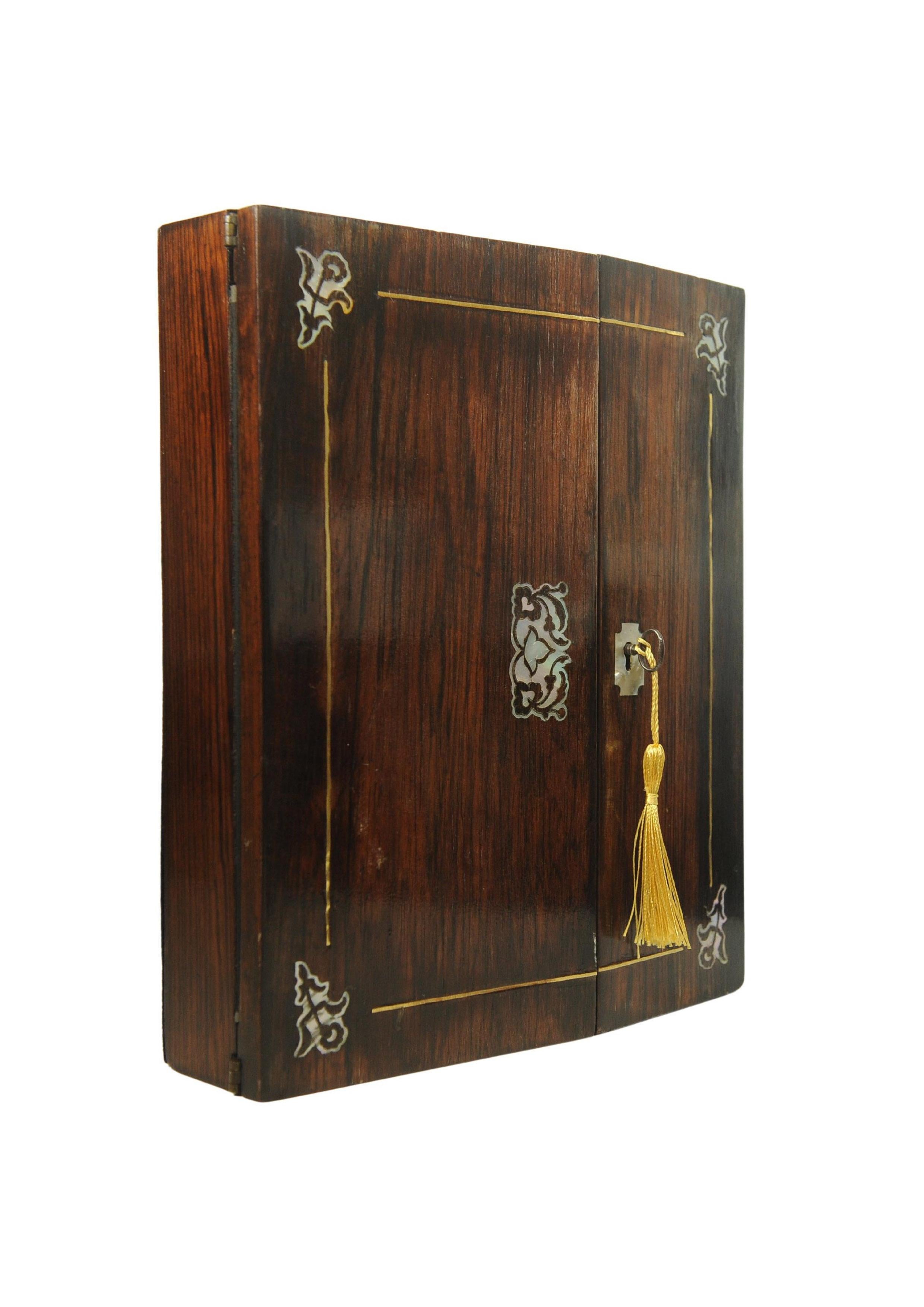 Piano di scrittura in palissandro del XIX secolo decorato con splendidi intarsi in tutto il suo spessore in vendita 1