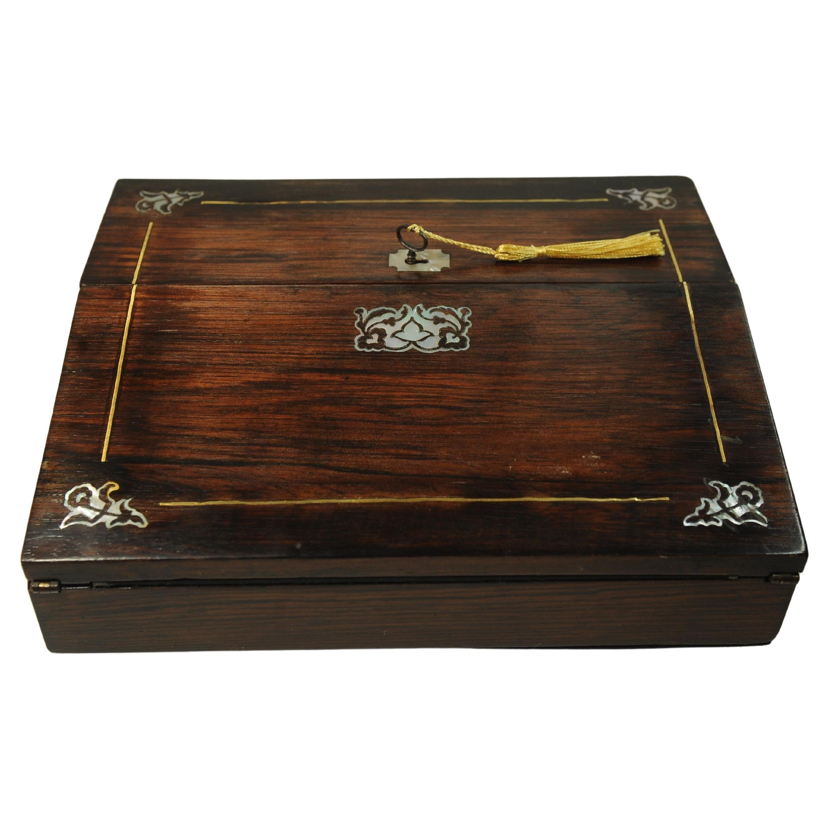 Piano di scrittura in palissandro del XIX secolo decorato con splendidi intarsi in tutto il suo spessore in vendita 2