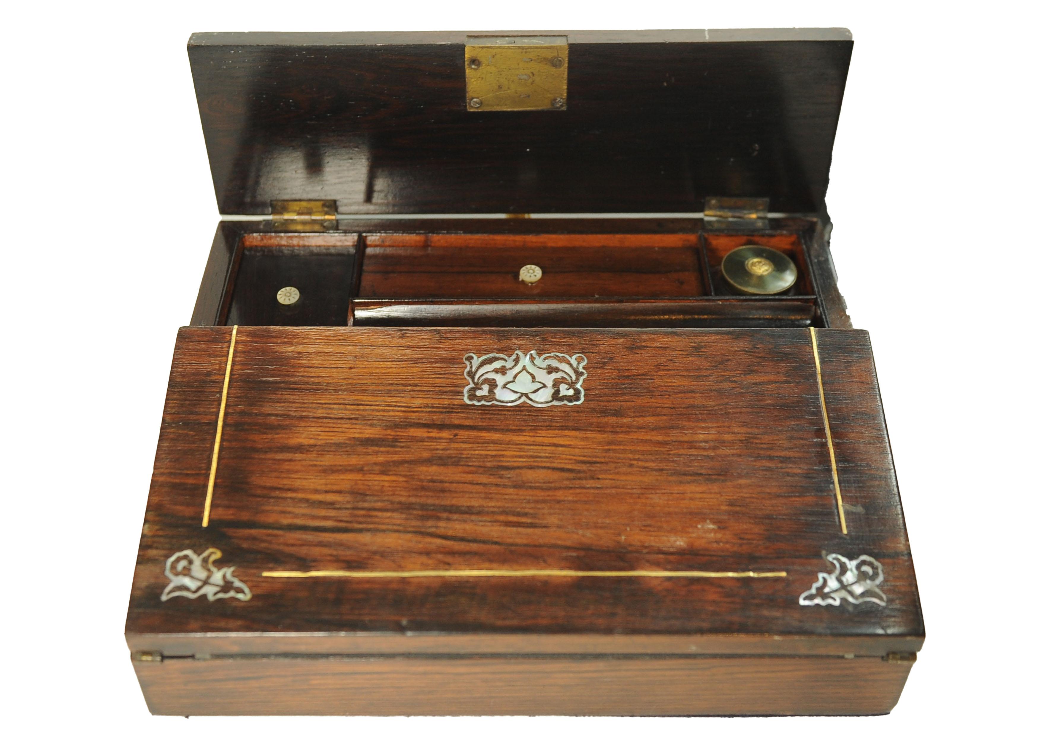 19. Jahrhundert Palisander Schreibschräge mit schönen Intarsien verziert durchgehend