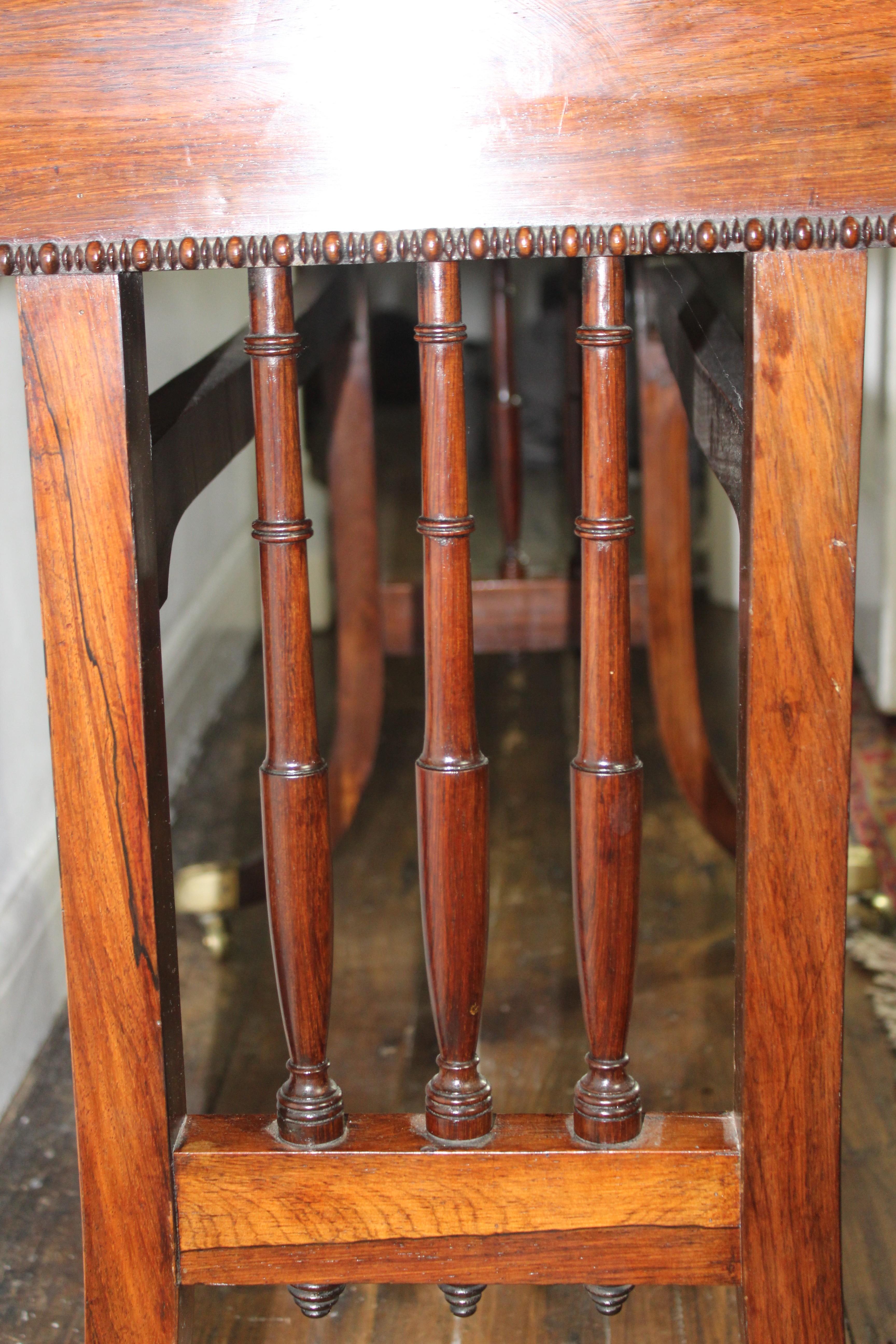 Table à écrire en bois de rose du 19e siècle en vente 3