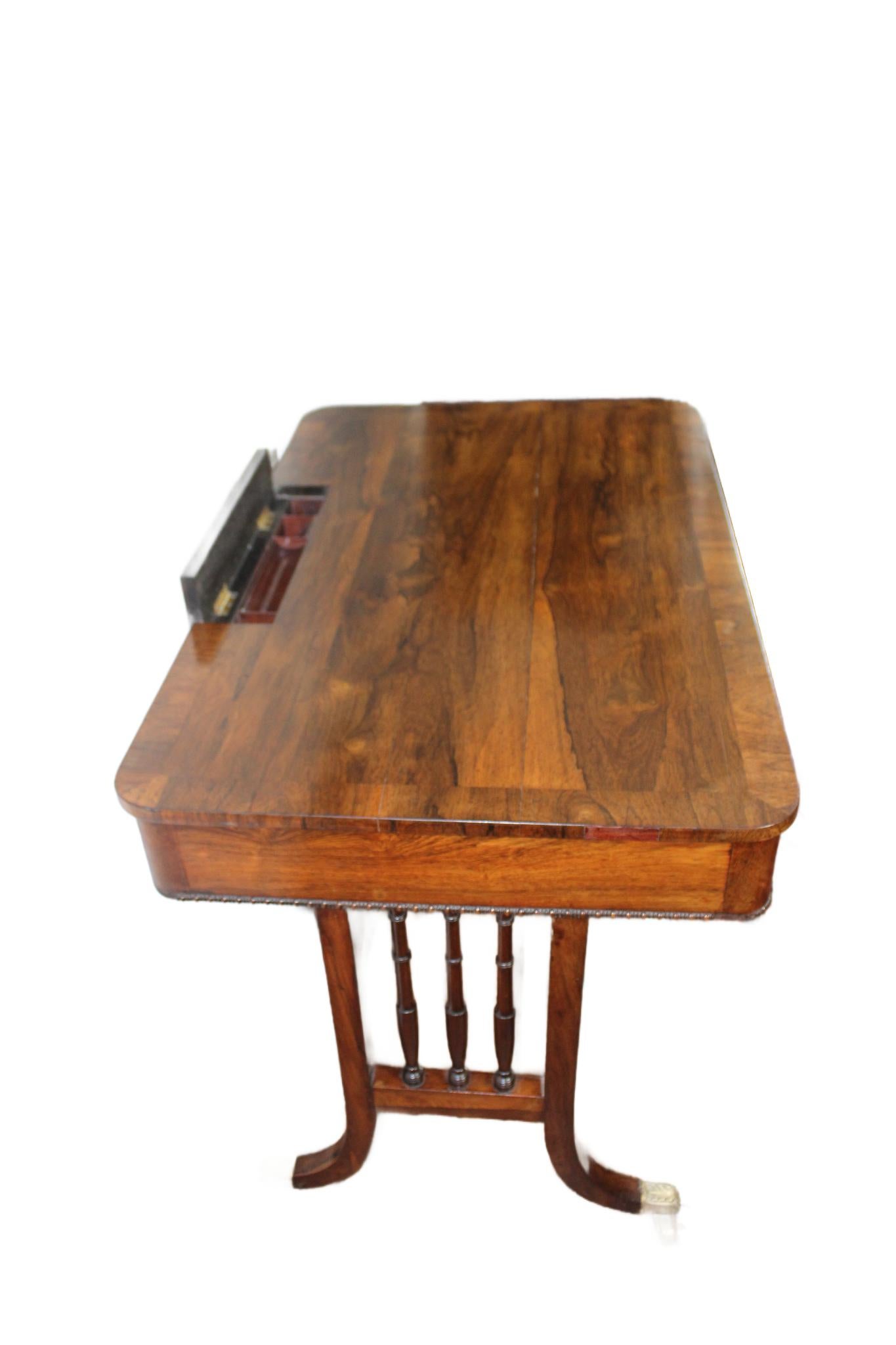Britannique Table à écrire en bois de rose du 19e siècle en vente