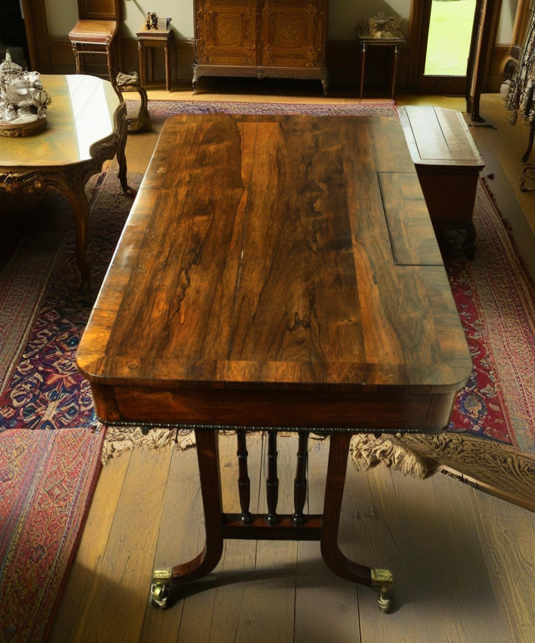 Poli Table à écrire en bois de rose du 19e siècle en vente