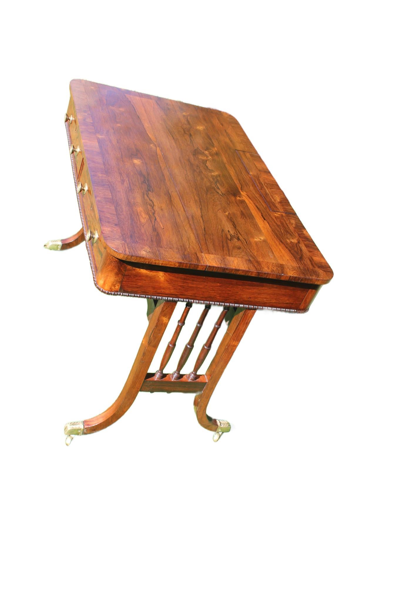 Laiton Table à écrire en bois de rose du 19e siècle en vente