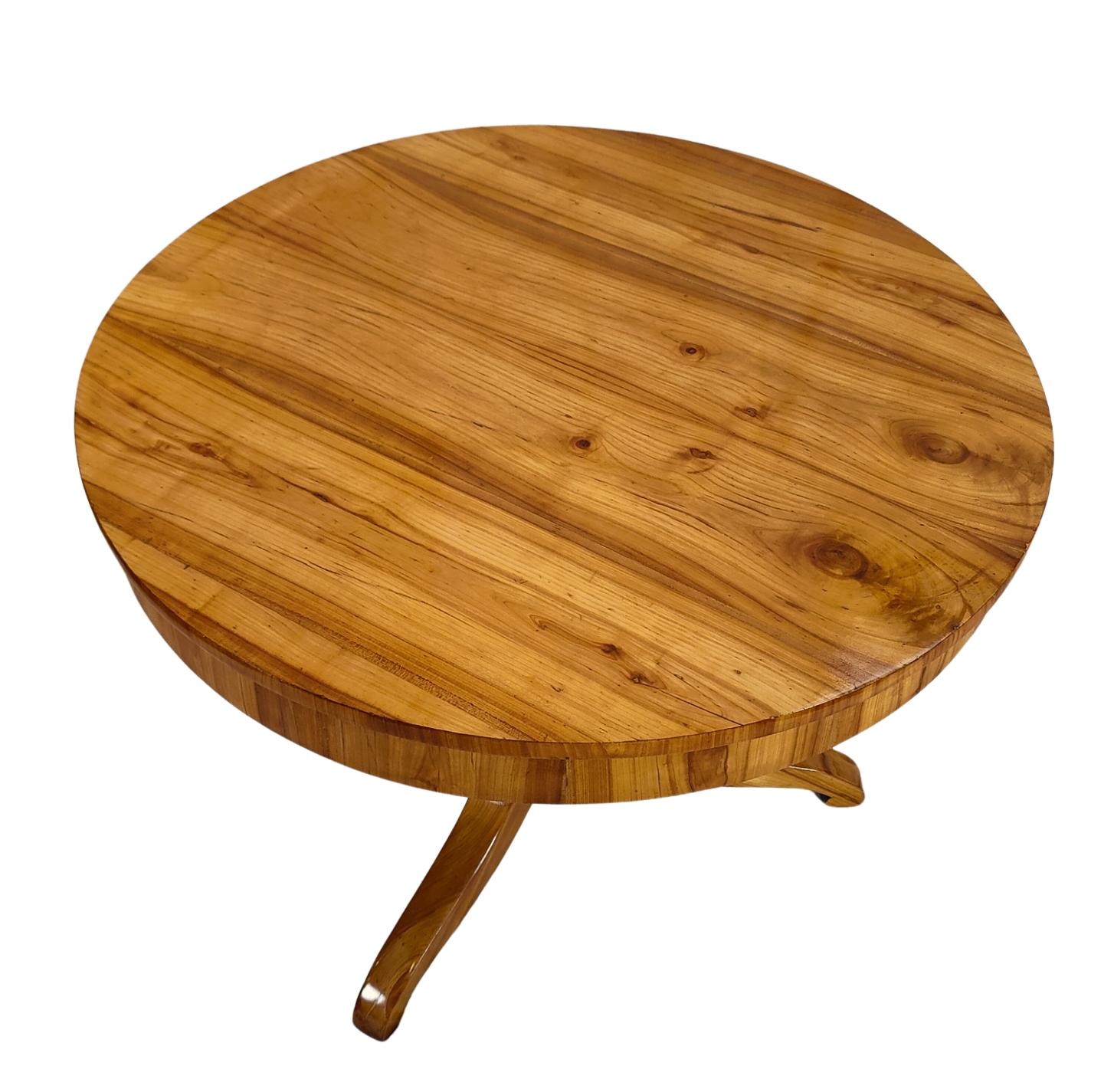 Allemand Table ronde Biedermeier du 19ème siècle en merisier en vente