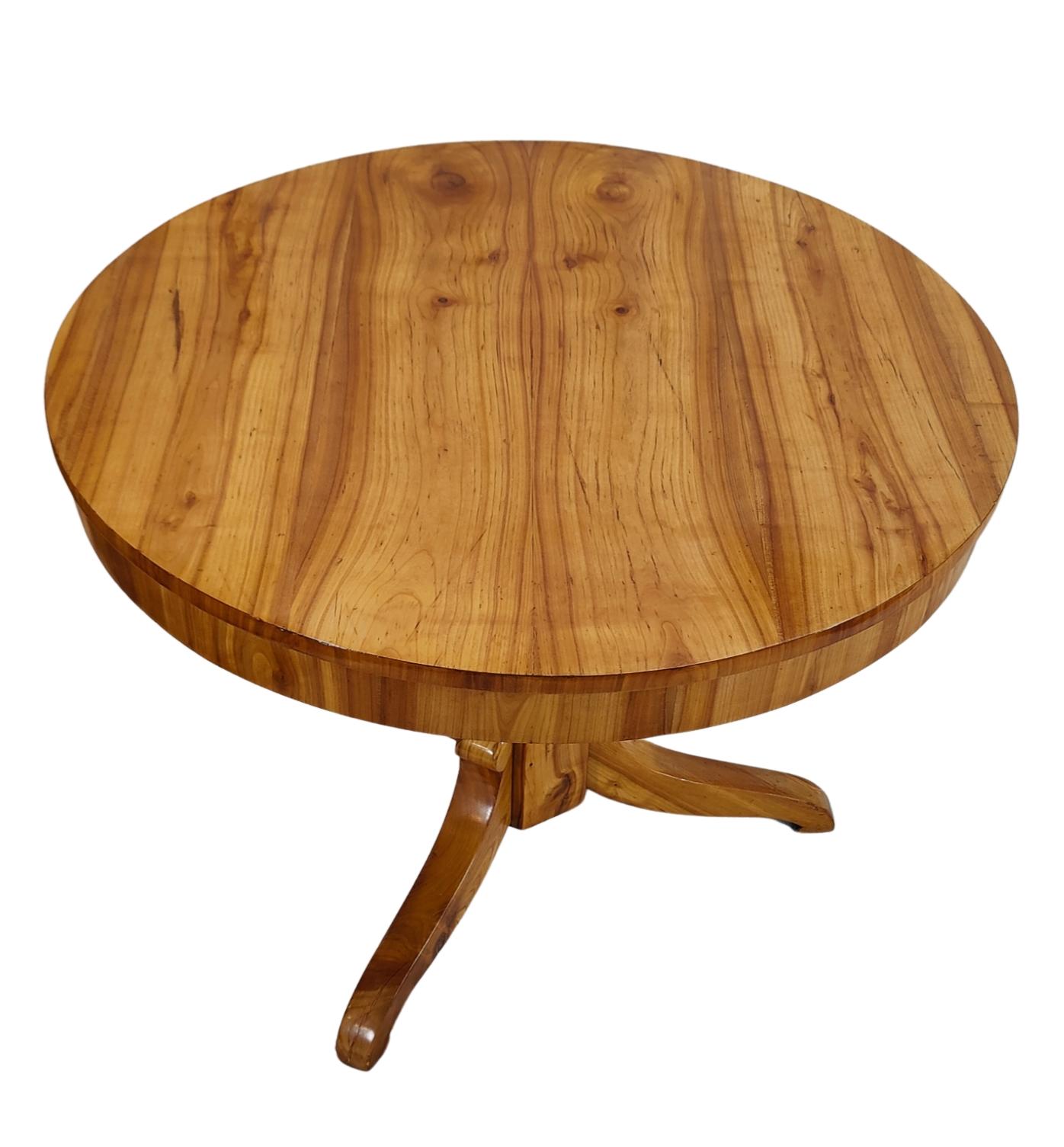 Poli Table ronde Biedermeier du 19ème siècle en merisier en vente