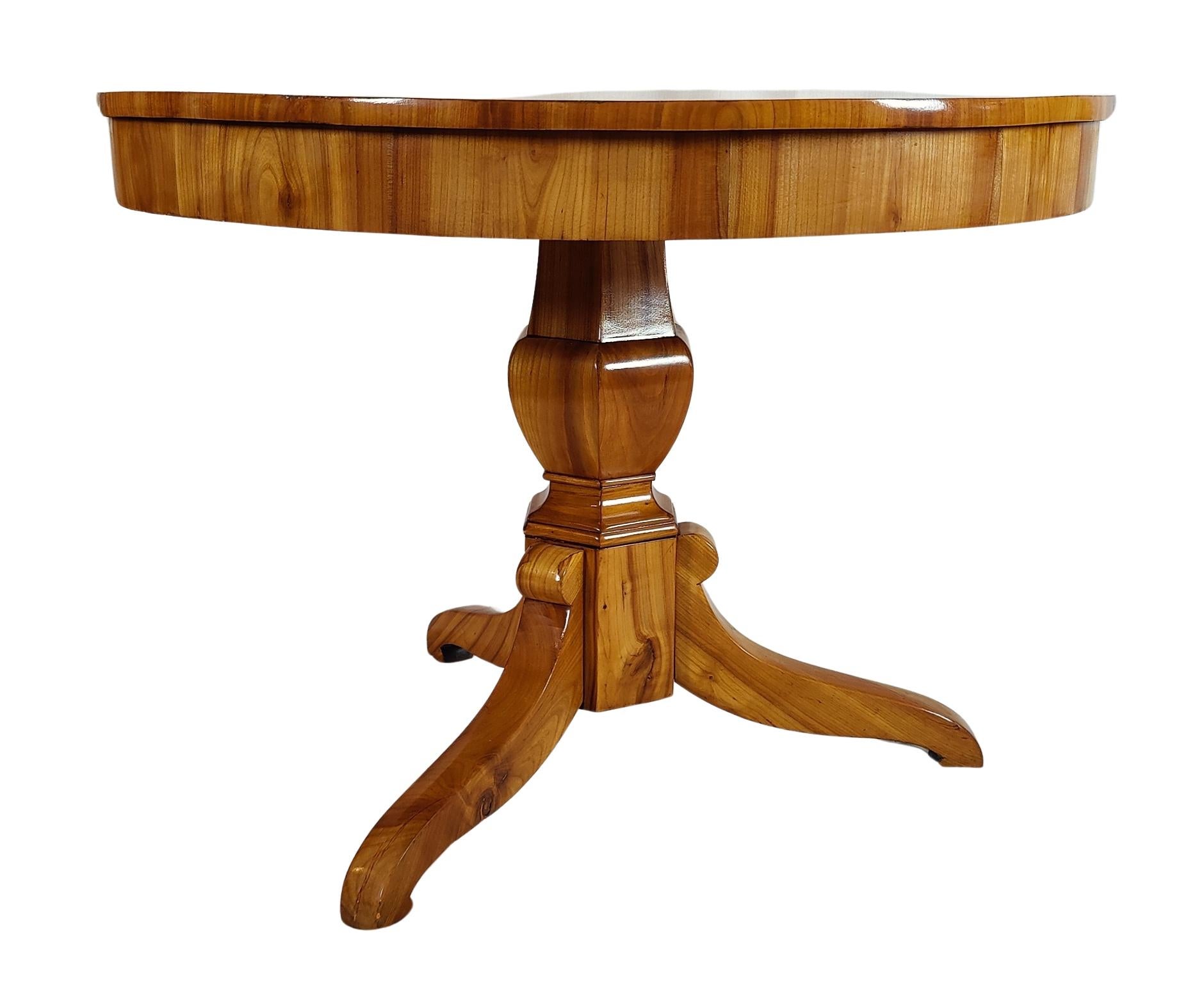 Table ronde Biedermeier du 19ème siècle en merisier Bon état - En vente à Darmstadt, DE