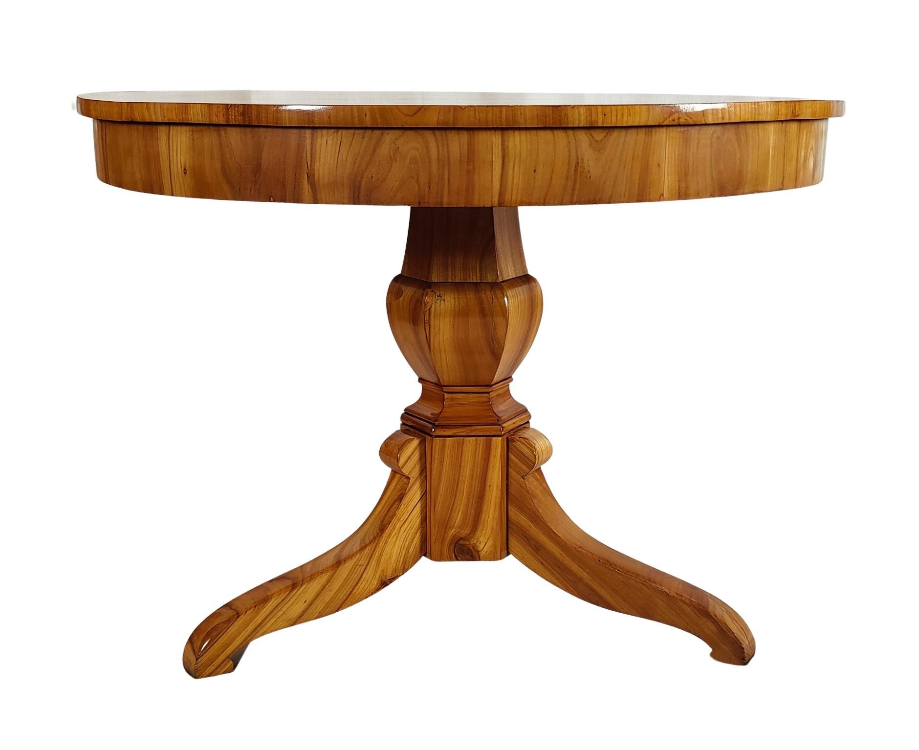 XIXe siècle Table ronde Biedermeier du 19ème siècle en merisier en vente