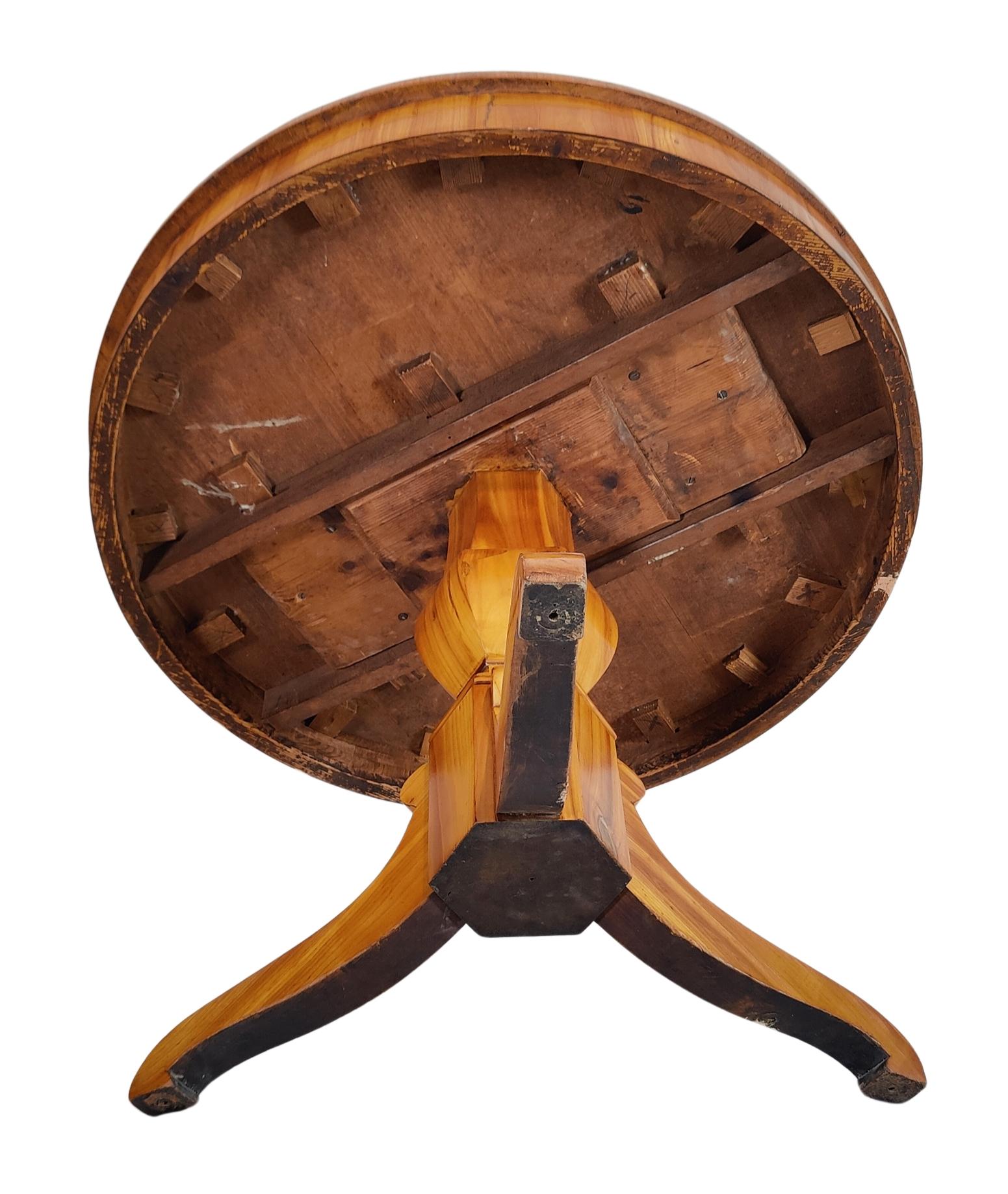 Table ronde Biedermeier du 19ème siècle en merisier en vente 1