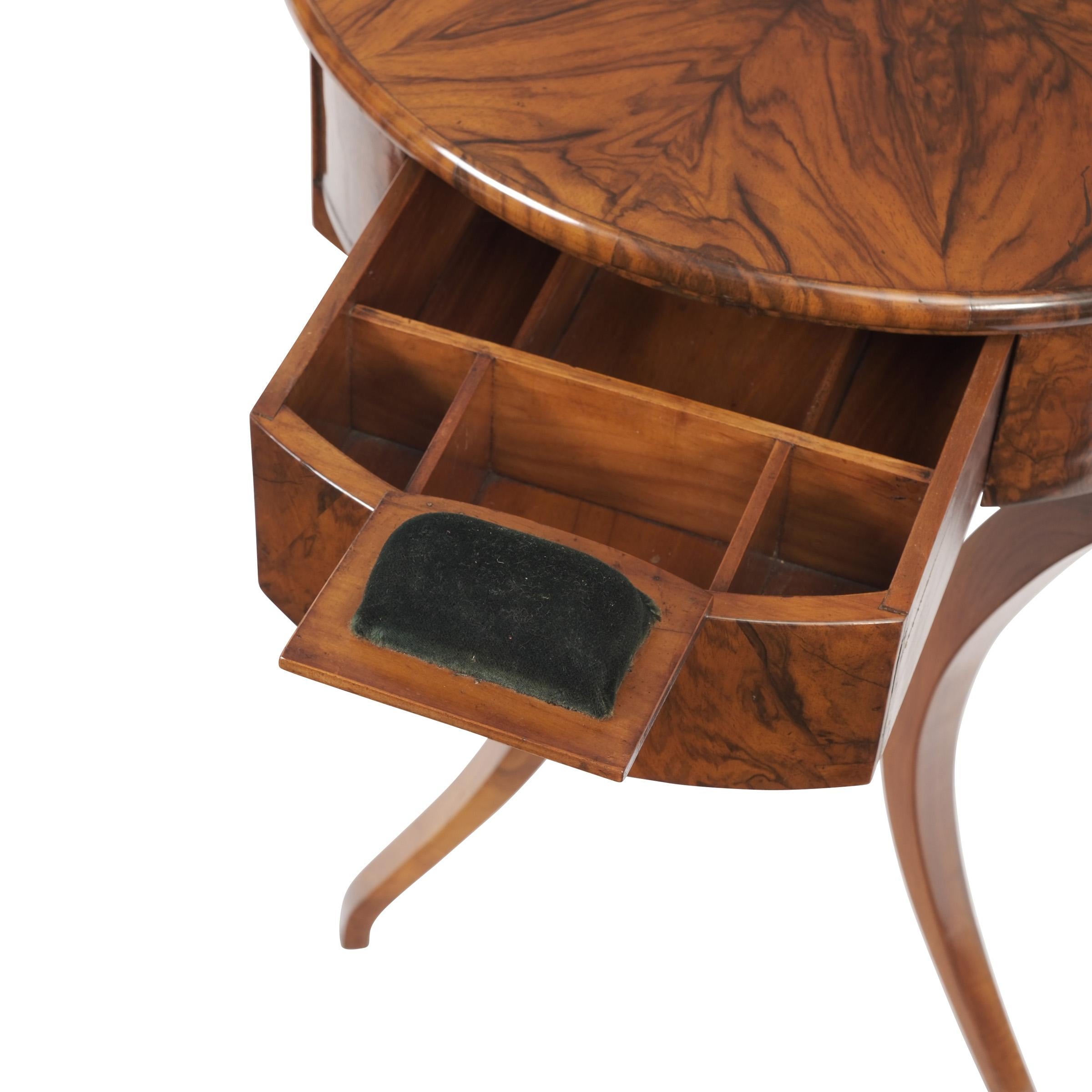19th Century round Biedermeier Sewing Side Table Walnut and Walnut Root Veneer In Good Condition For Sale In Münster, DE