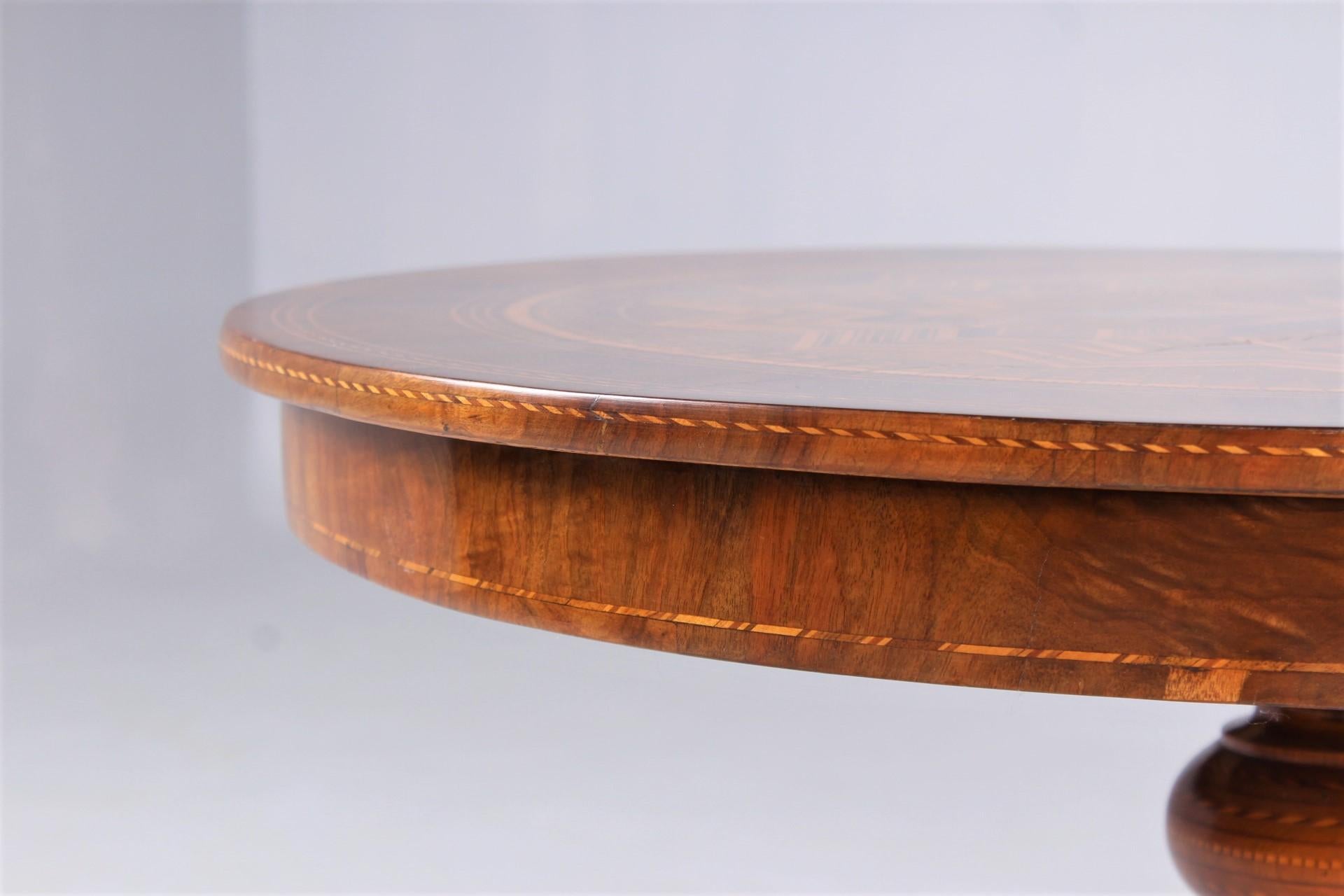 19th Century Round Coffee Table, Side Table, Walnut with Marquetry, Italy, 1880 In Good Condition In Greven, DE