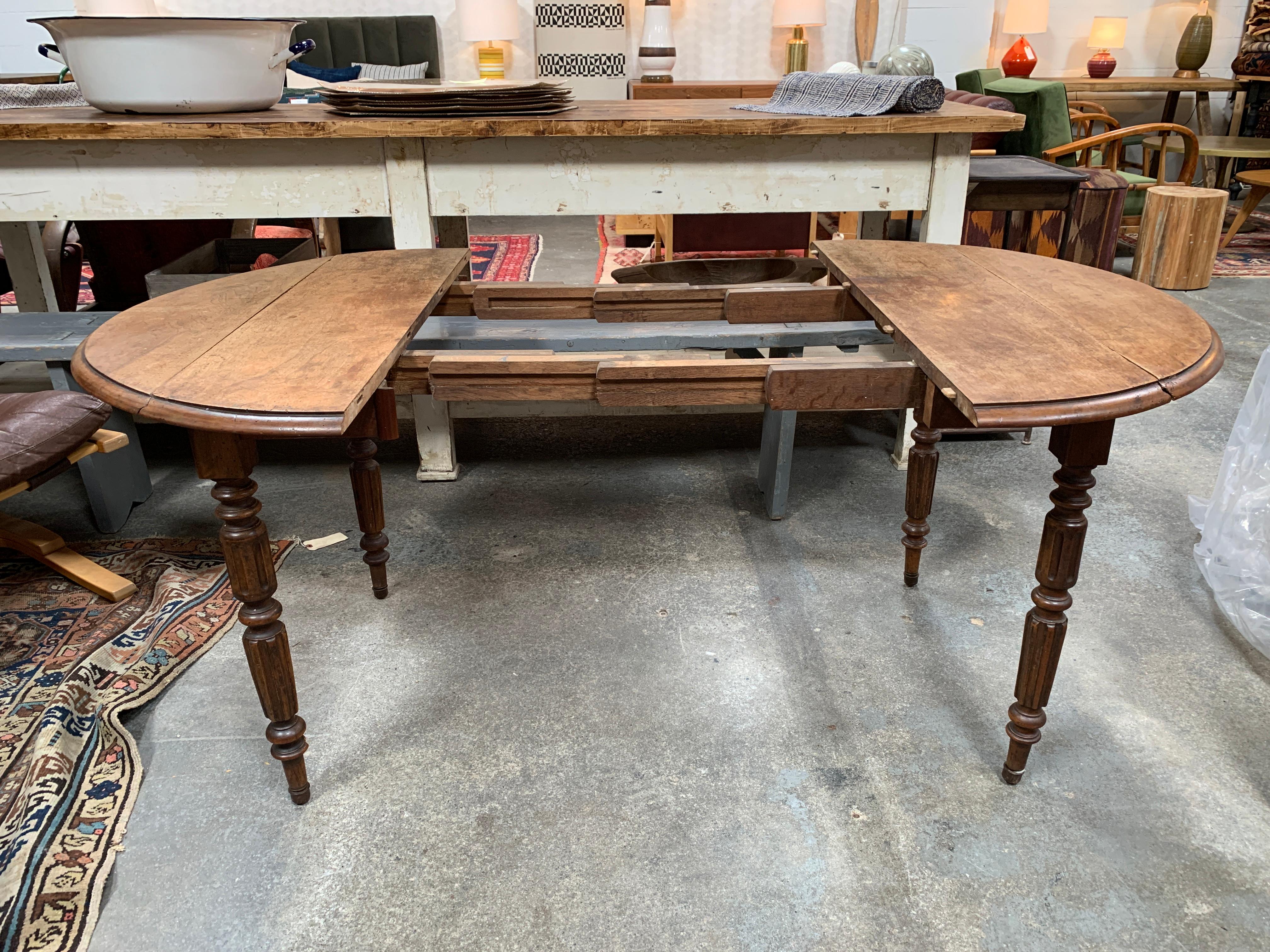 19th Century Round Extendable French Drop Leaf Dining Table In Good Condition In Los Angeles, CA
