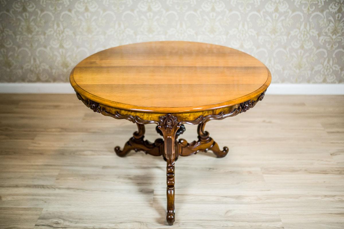 We present you this Louis Philippe table made of walnut wood, dated the second half of the 19th century.
The round top is supported on a strikingly carved base, made of a turned pedestal base finished with a tripod, and the three additional